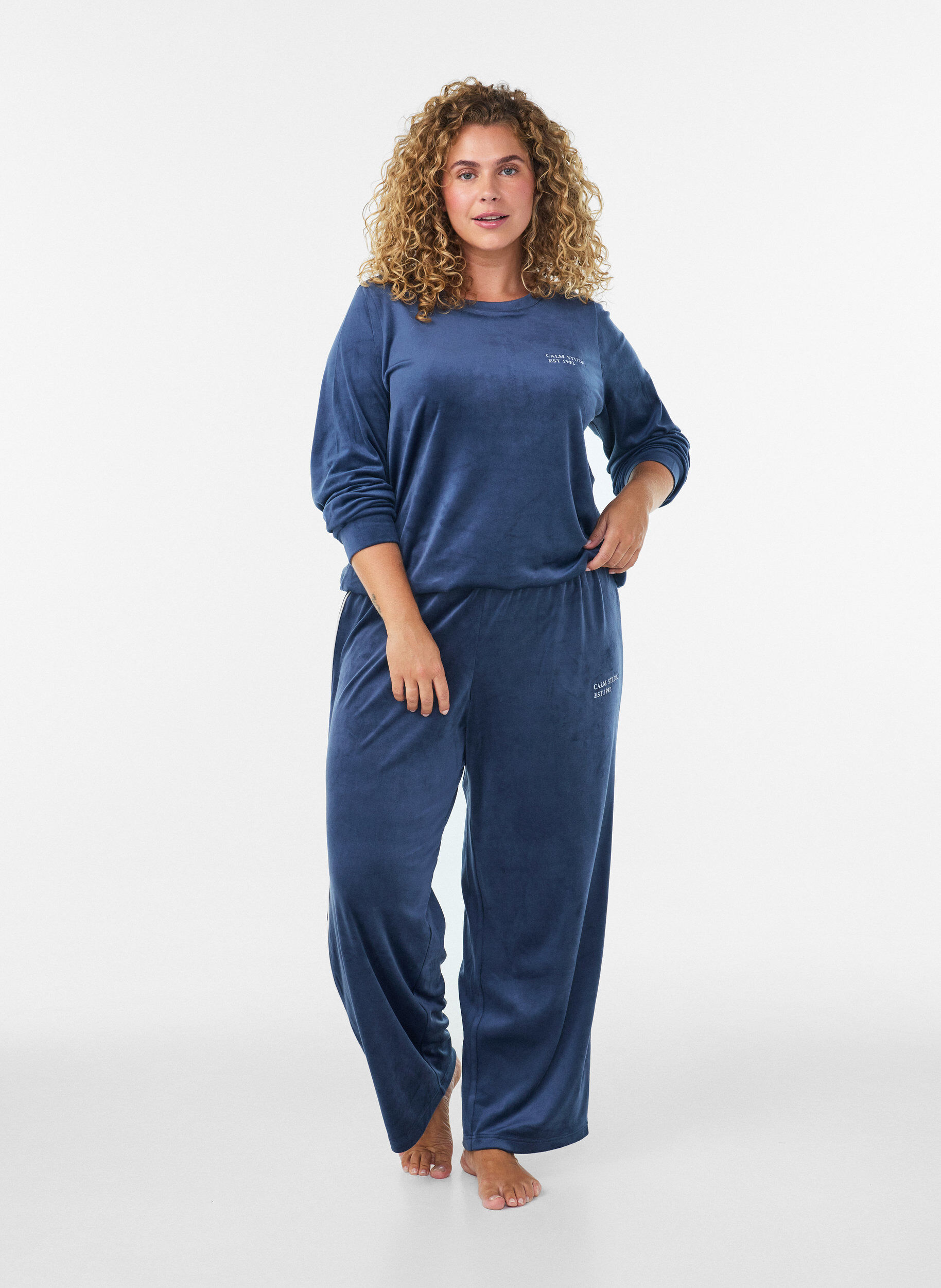 ZizziBluse aus Velours mit aufgesticktem Text, Blau, Model image number 1