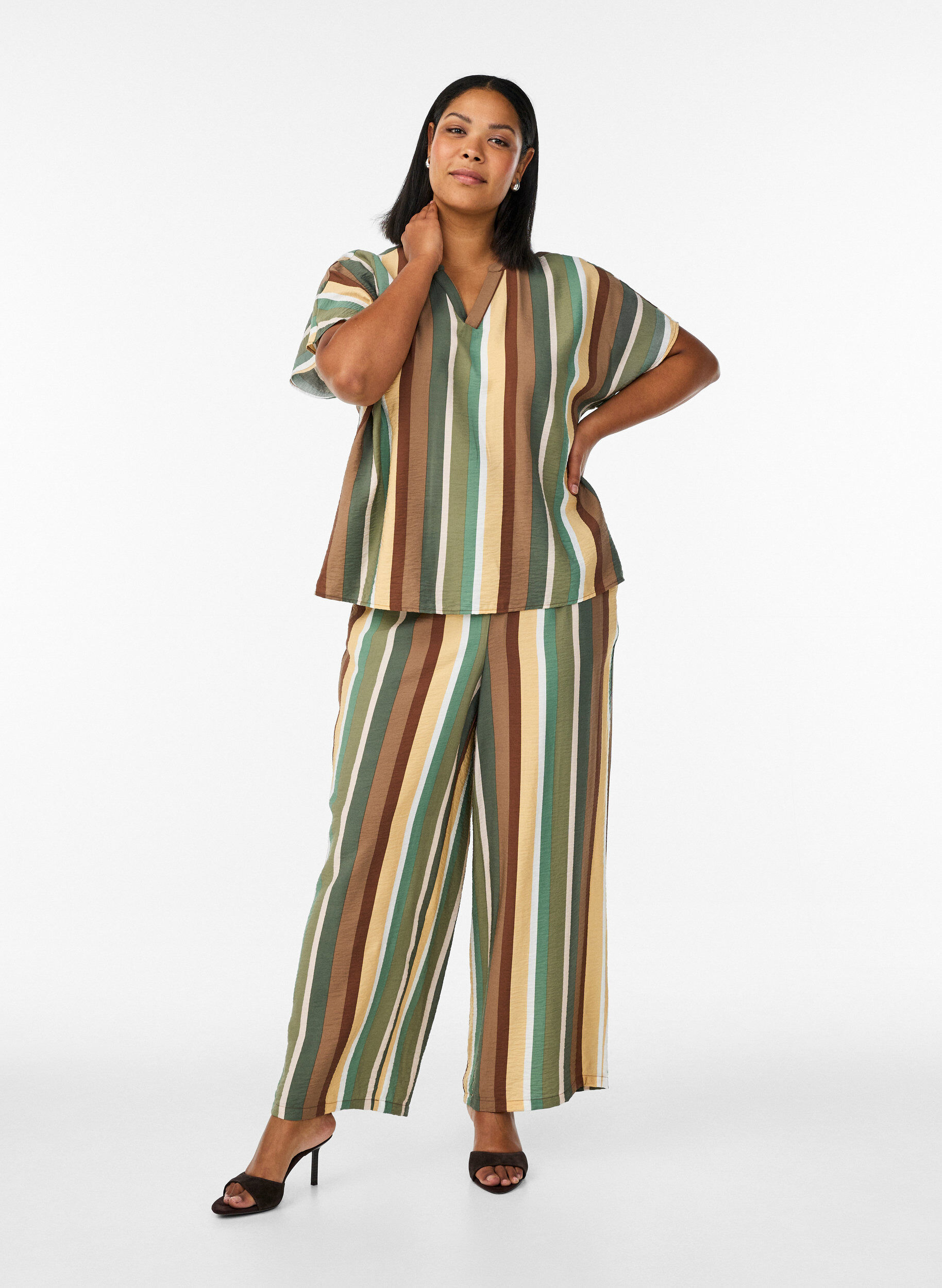 Zizzi Lockere Hose aus Viskose mit Streifen, Braun, Model image number 0