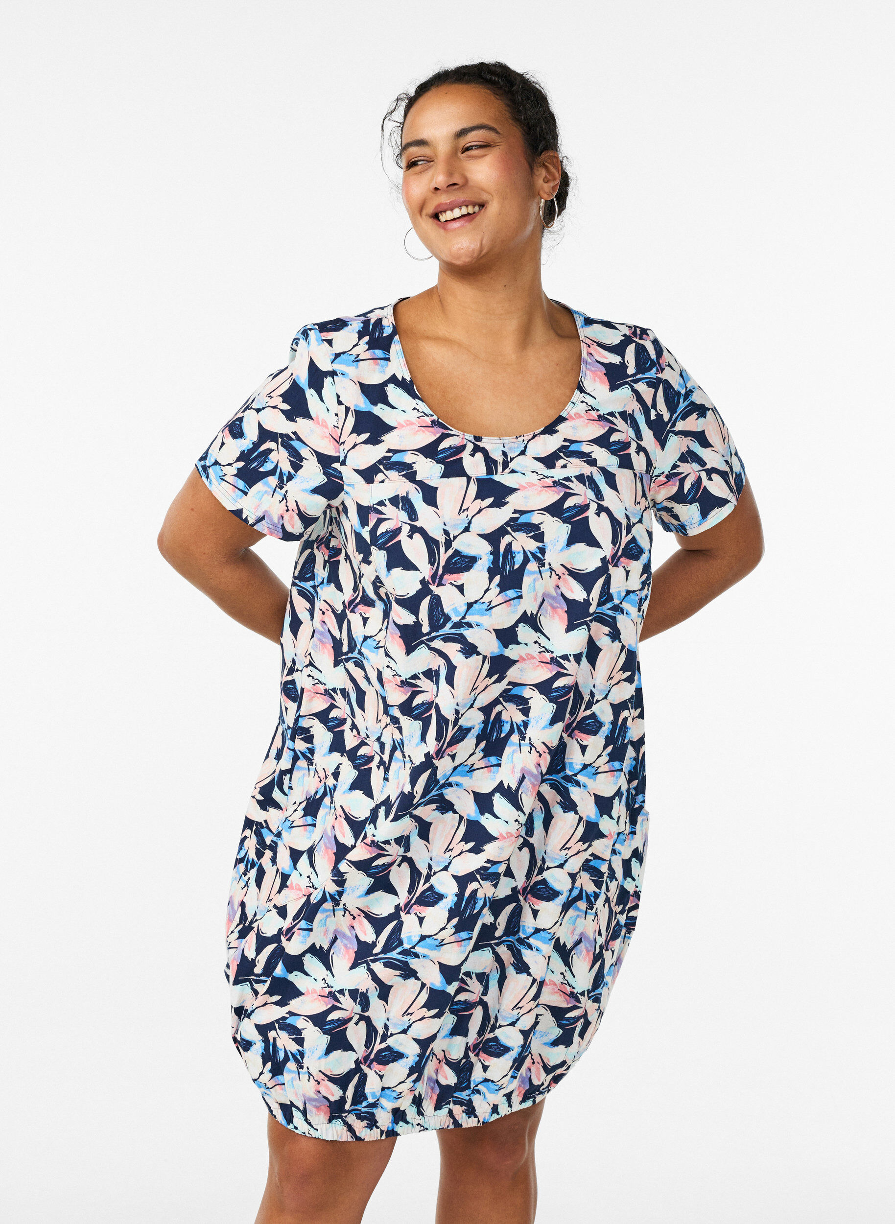 Kurz&auml;rmliges Baumwollkleid mit Aufdruck, Blau, Model