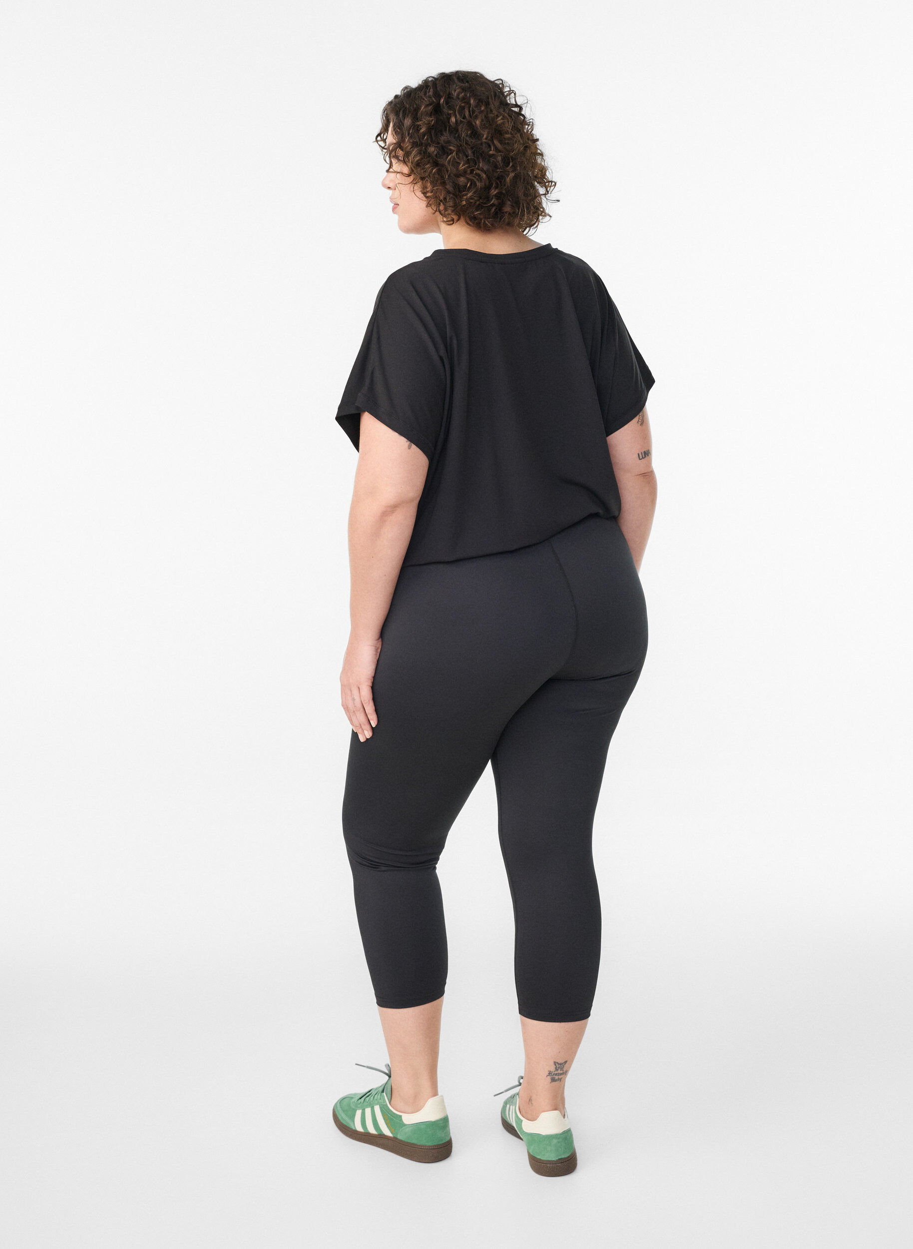ZizziEng anliegende Workout-Capris, Schwarz, Model image number 2