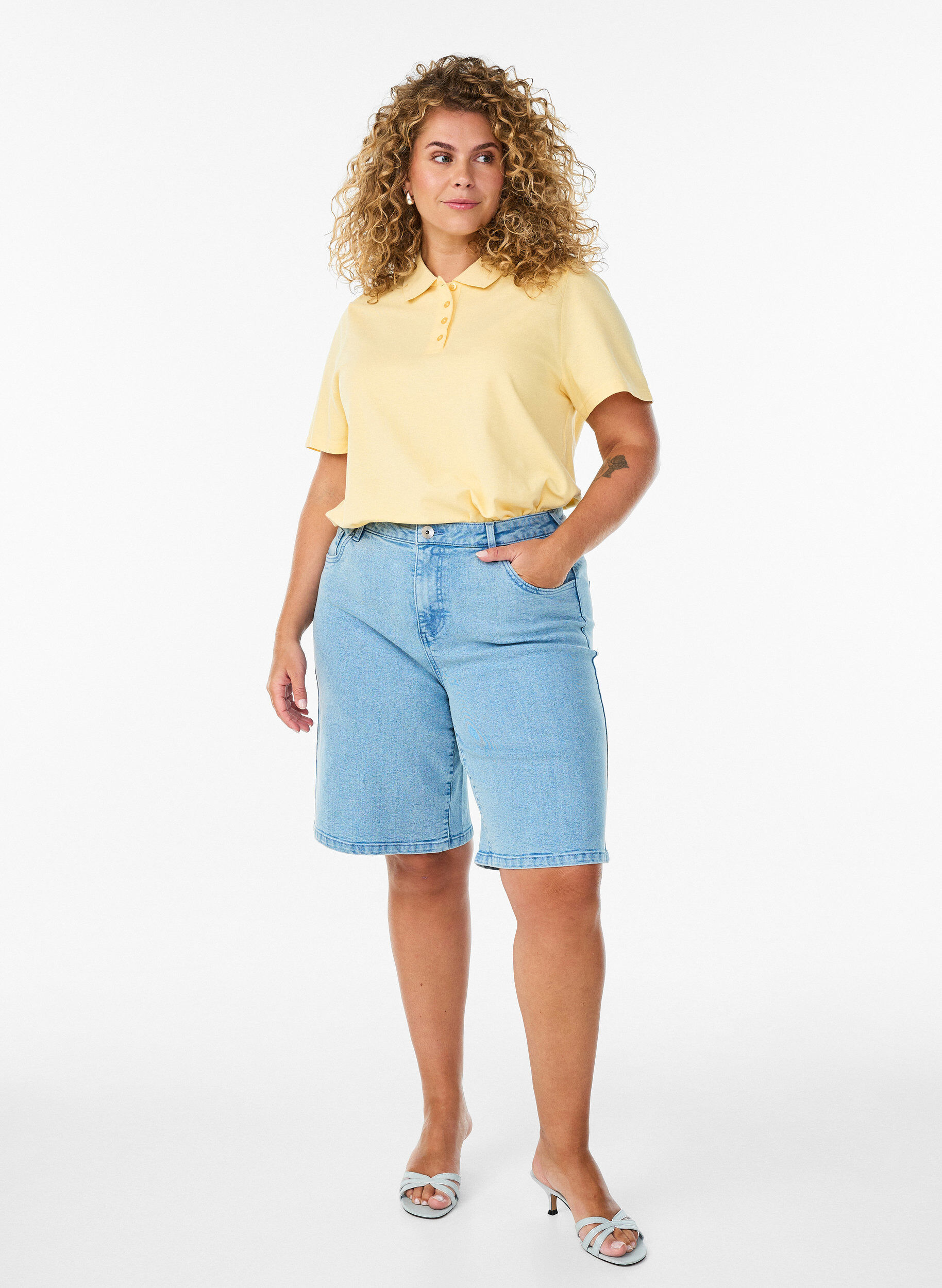 Zizzi Poloshirt mit kurzen &Auml;rmeln, Gelb, Model image number 1