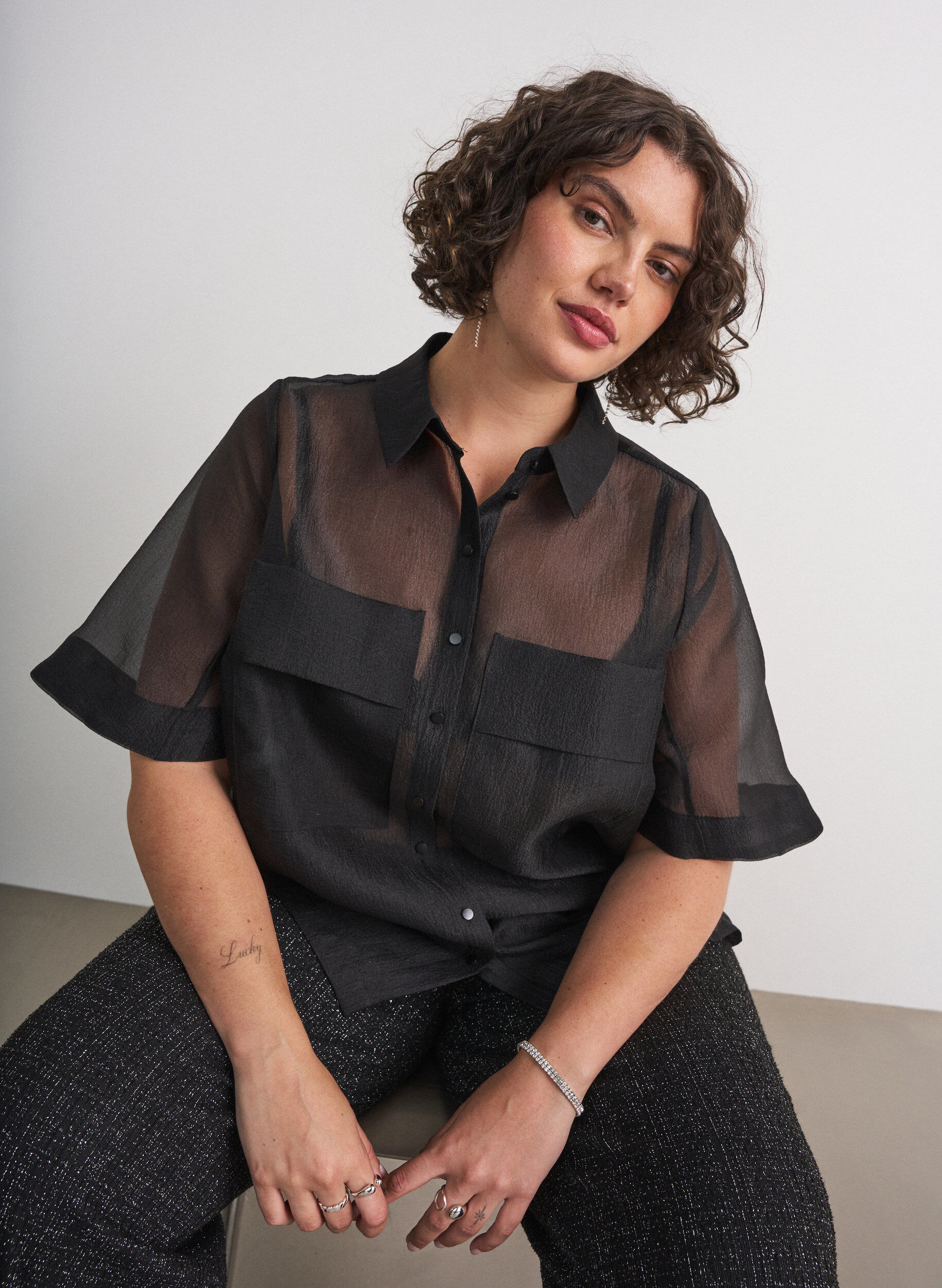 ZizziTransparente kurz&auml;rmelige Bluse mit Brusttaschen, Schwarz, Model image number 0