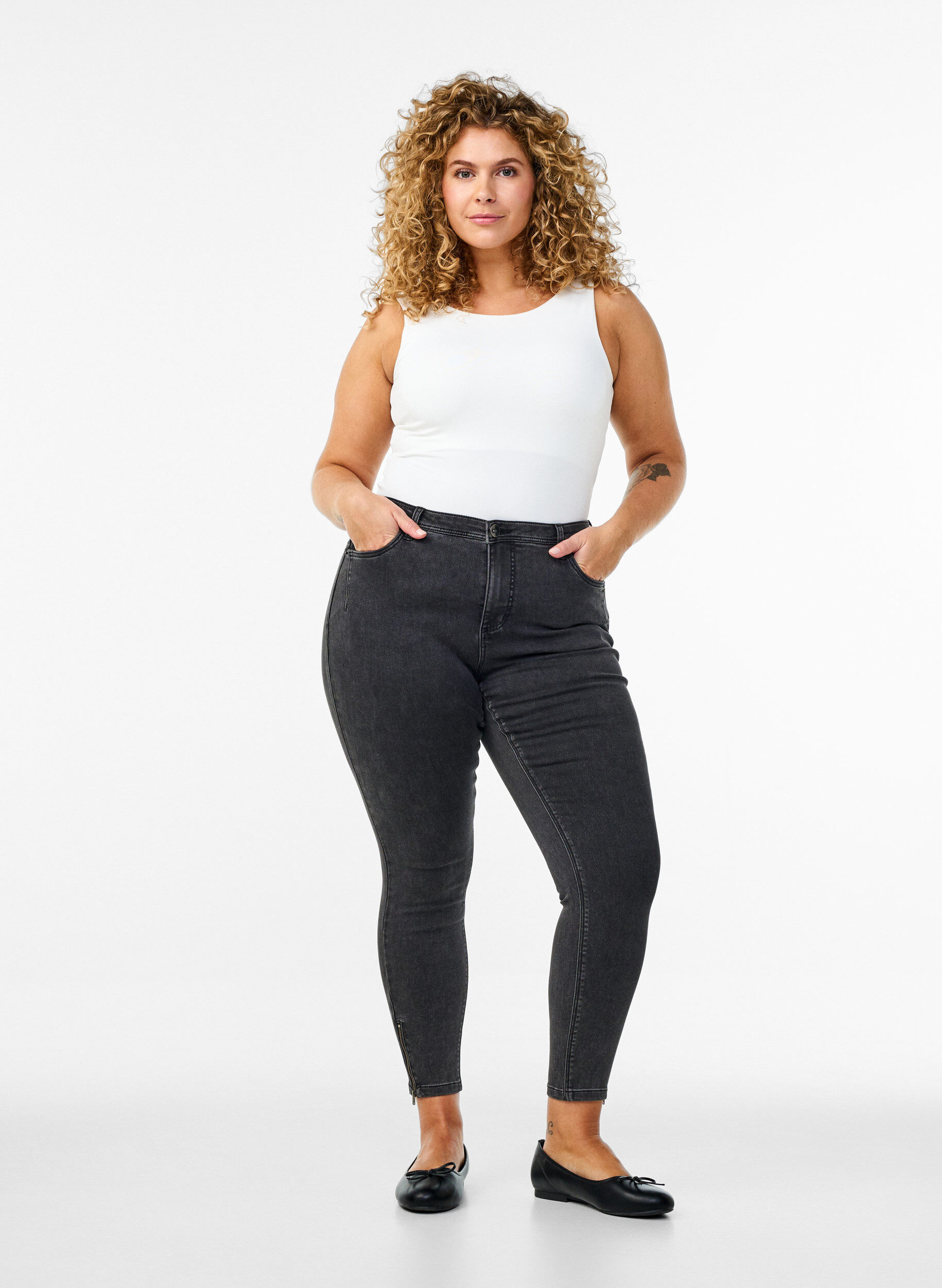 Cropped Amy Jeans mit Rei&szlig;verschluss, Grau, Model
