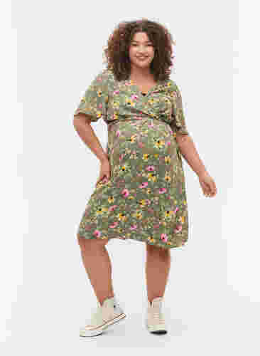 Schwangerschaftskleid aus Viskose mit Wickeleffekt, Green Flower Print, Model image number 2