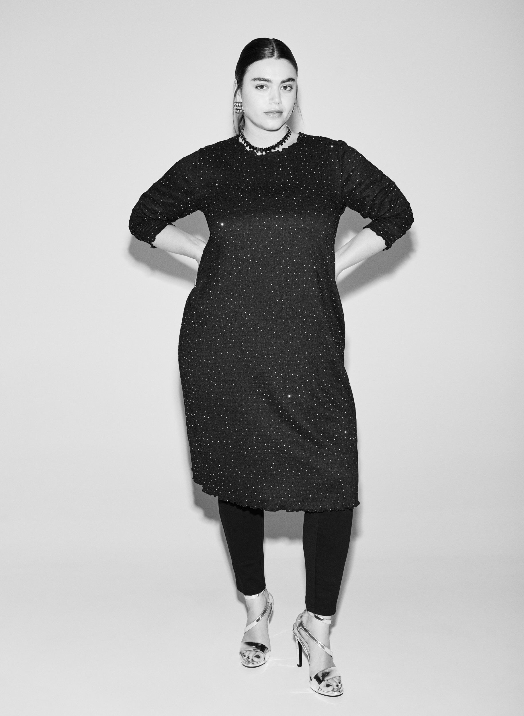 Zizzi Kleid mit Strasssteinen und Bogenkanten, Schwarz, Image image number 0