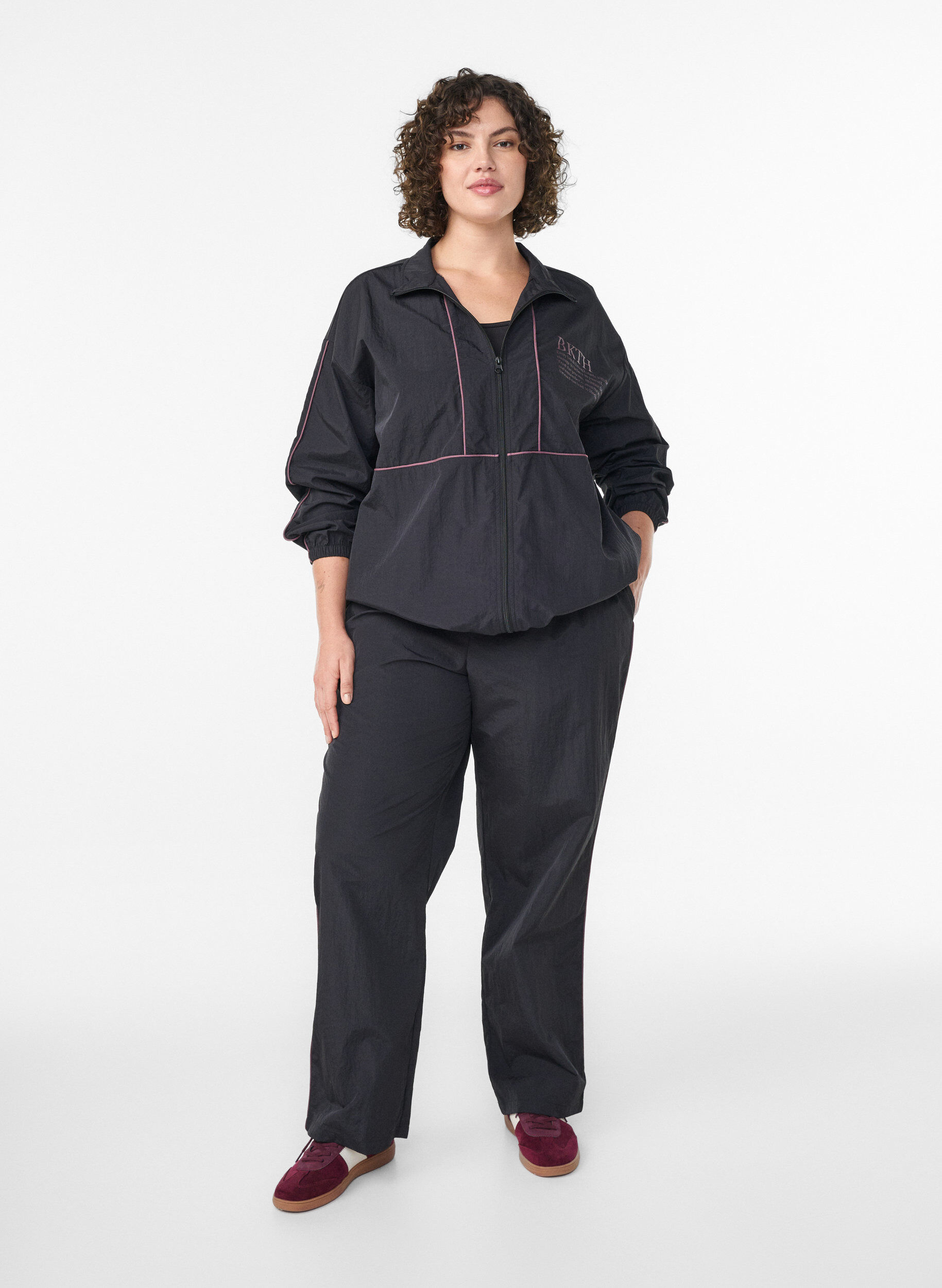 Zizzi Leichte Jacke mit kontrastfarbenen Paspeln, Schwarz, Model image number 1