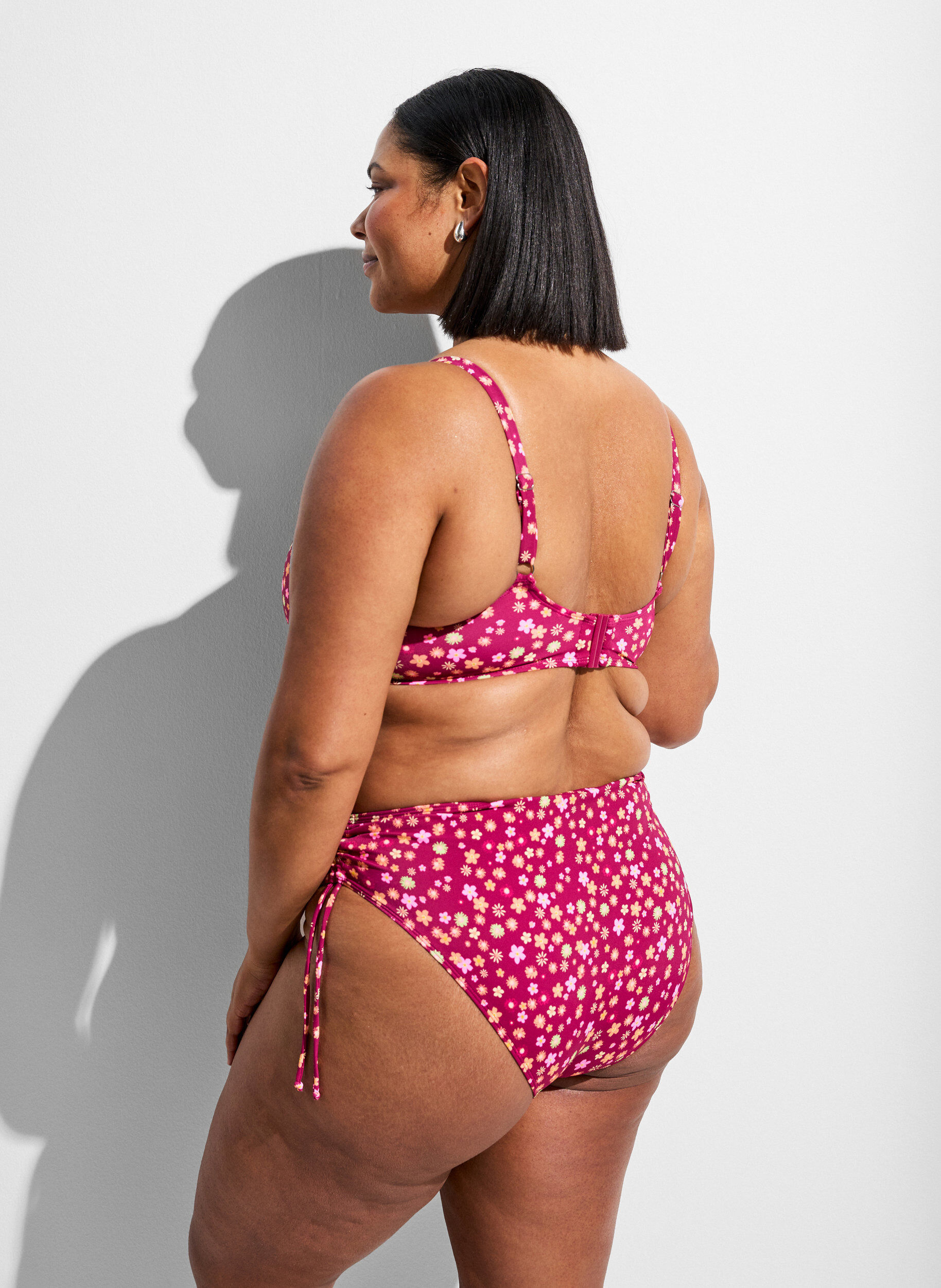 Zizzi Gebl&uuml;mter Tai-Bikini-Slip zum Binden, Rot, Model image number 1