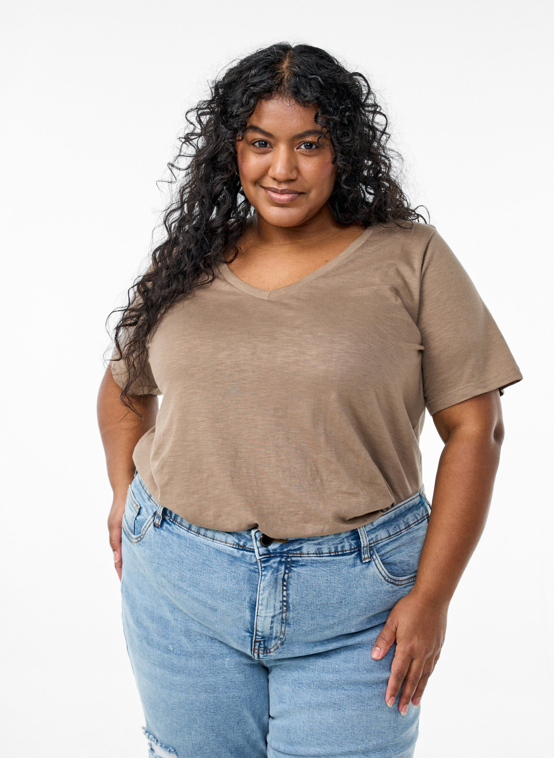 Kurz&auml;rmliges Basic-T-Shirt mit V-Ausschnitt, Braun, Model