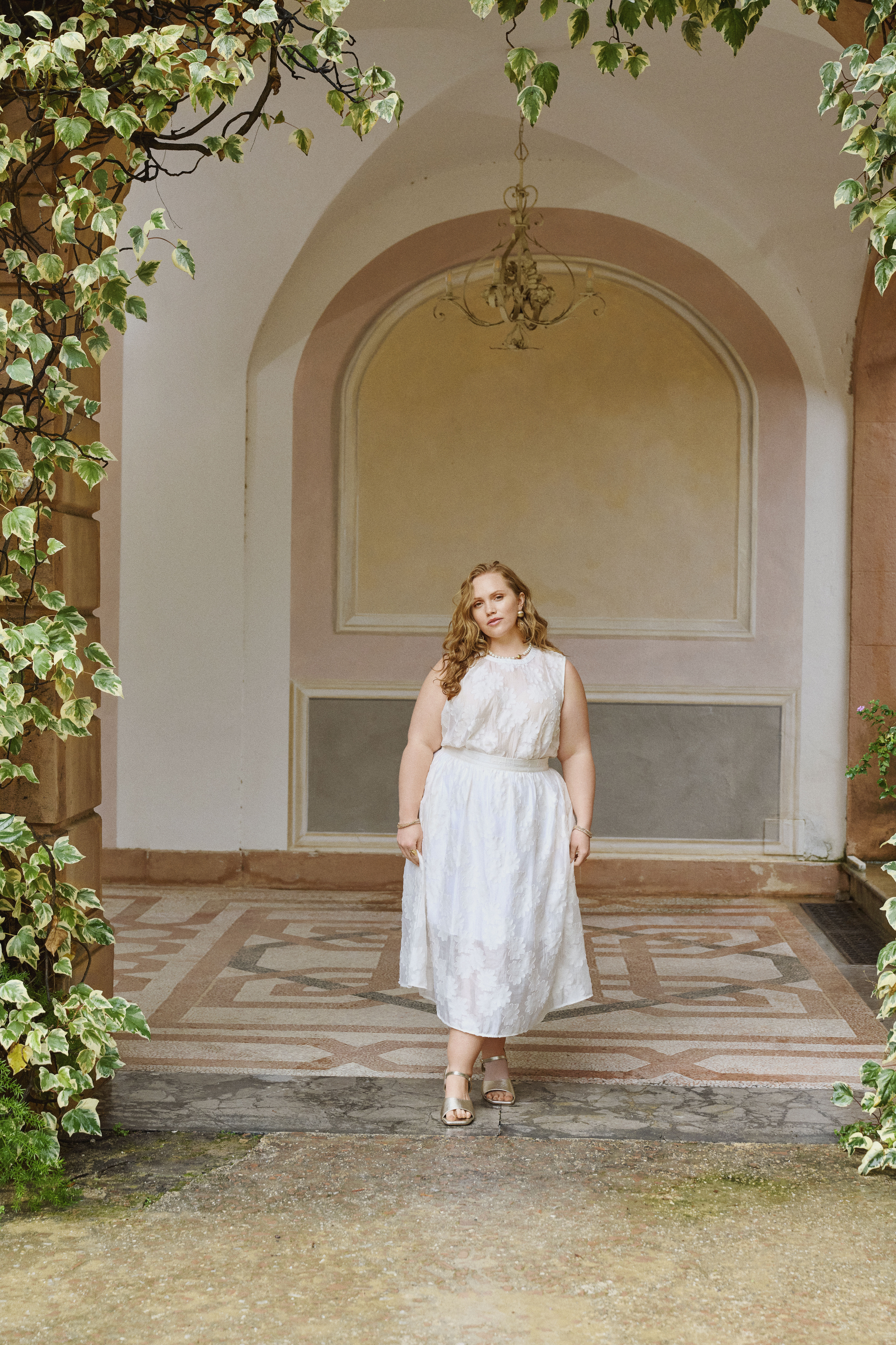 Zizzi Gebl&uuml;mtes Set in Wei&szlig;, , Model