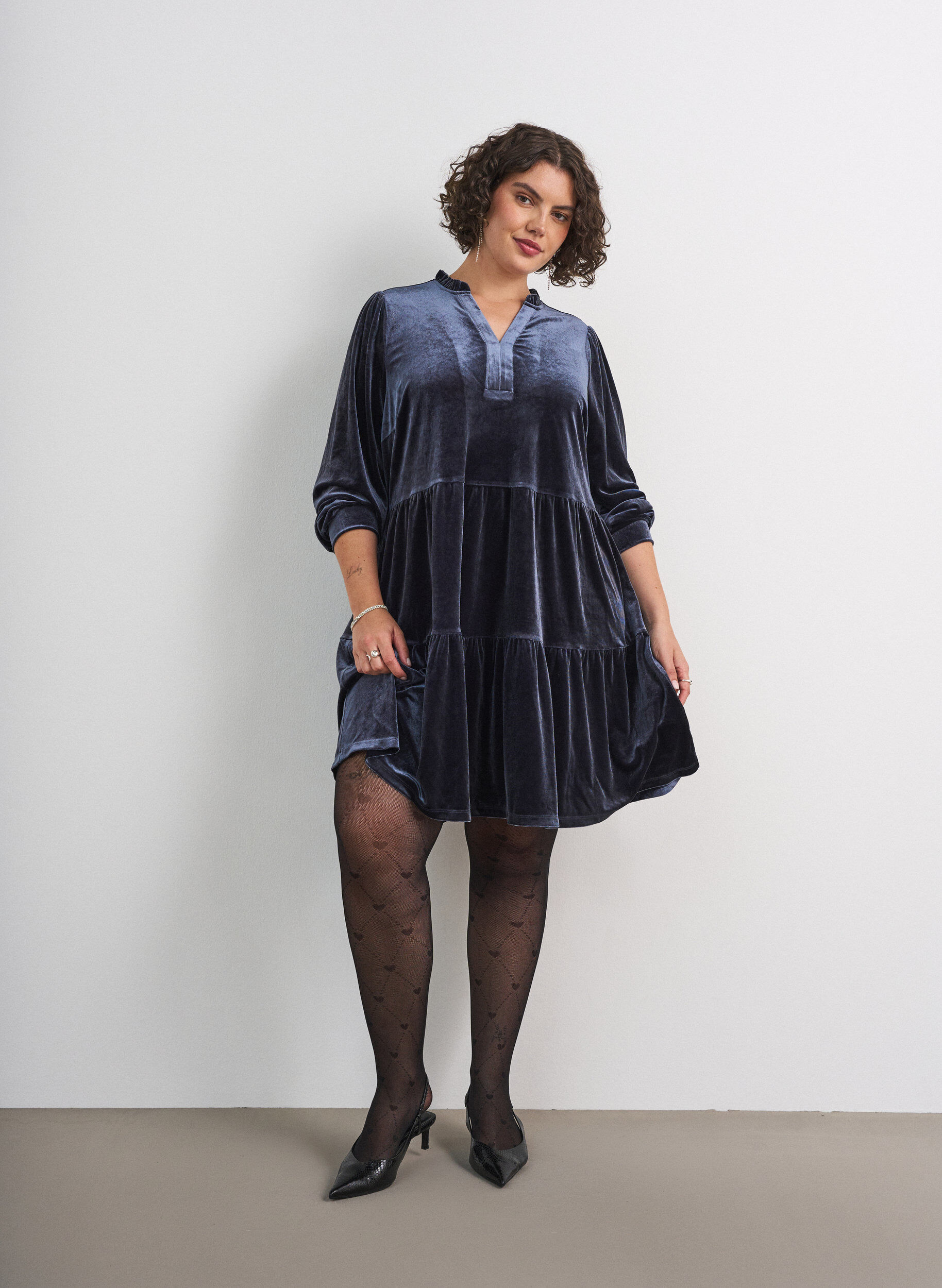 ZizziKurzes Kleid aus Velours mit R&uuml;schenkragen und langen &Auml;rmeln, Blau, Model image number 1