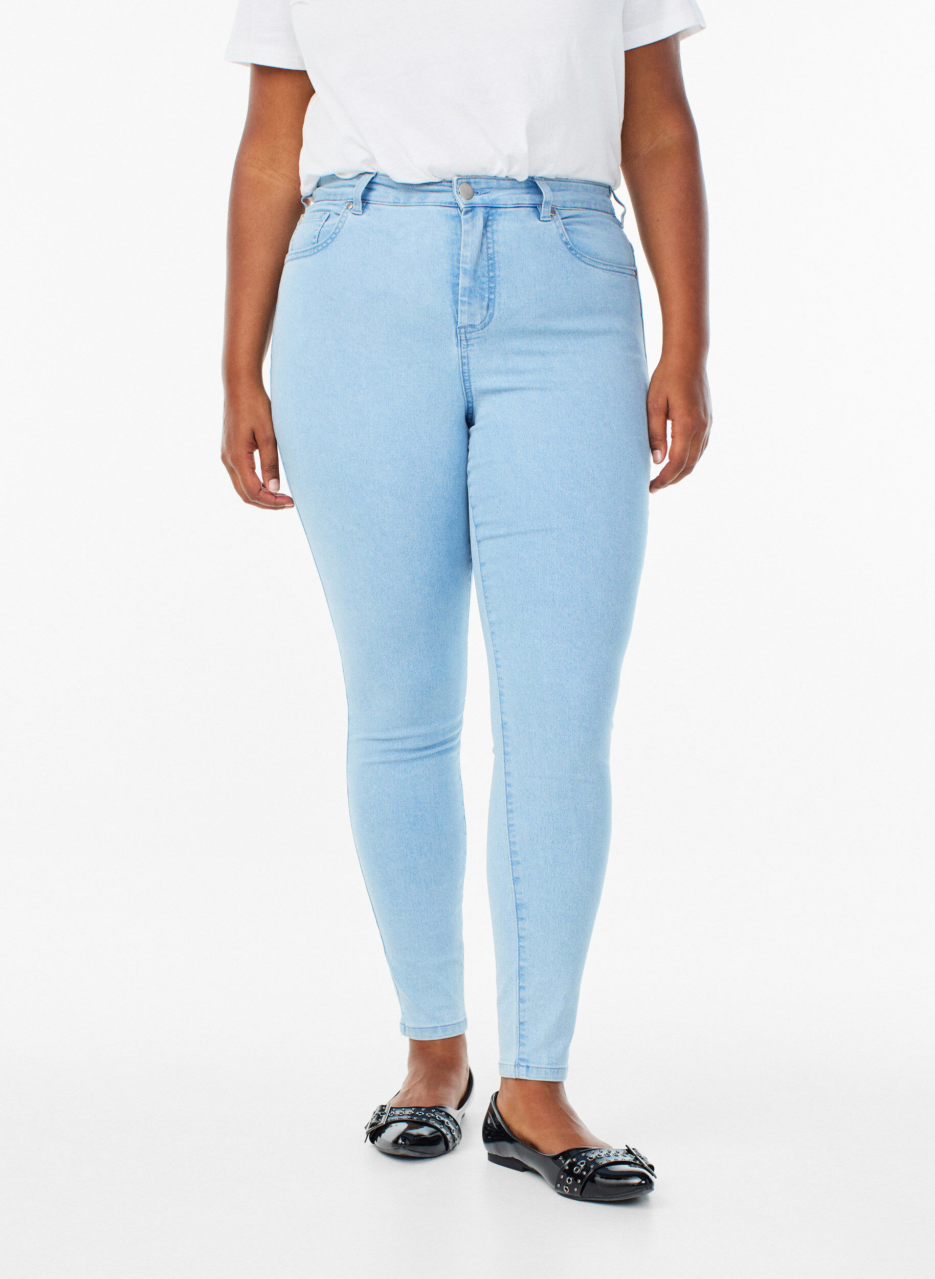 Zizzi Amy Super Slim Fit Jeans mit hoher Taille, Blau, Model image number 2