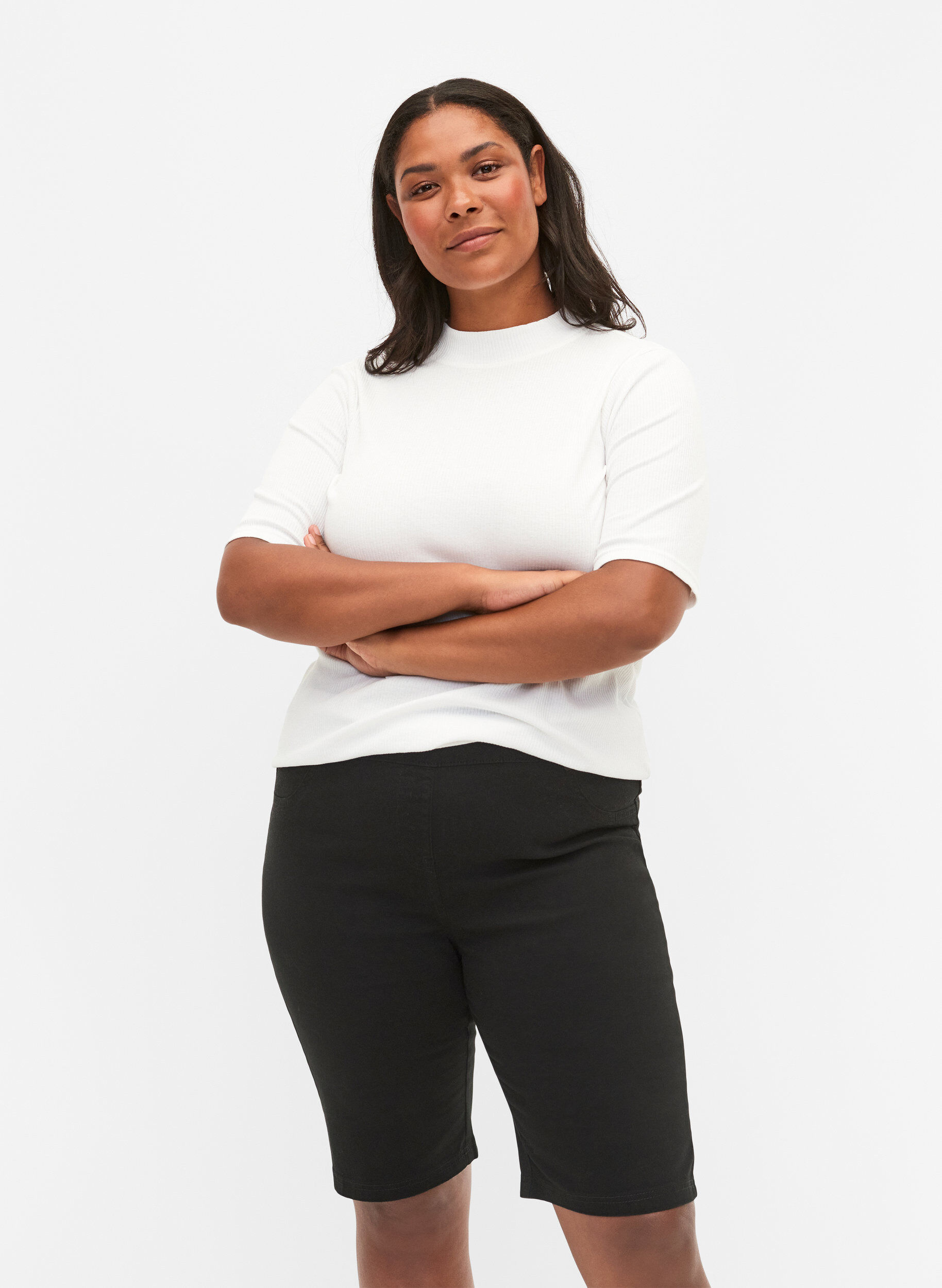 Zizzi Eng anliegende Shorts mit Ges&auml;&szlig;taschen, Black, Model image number 0