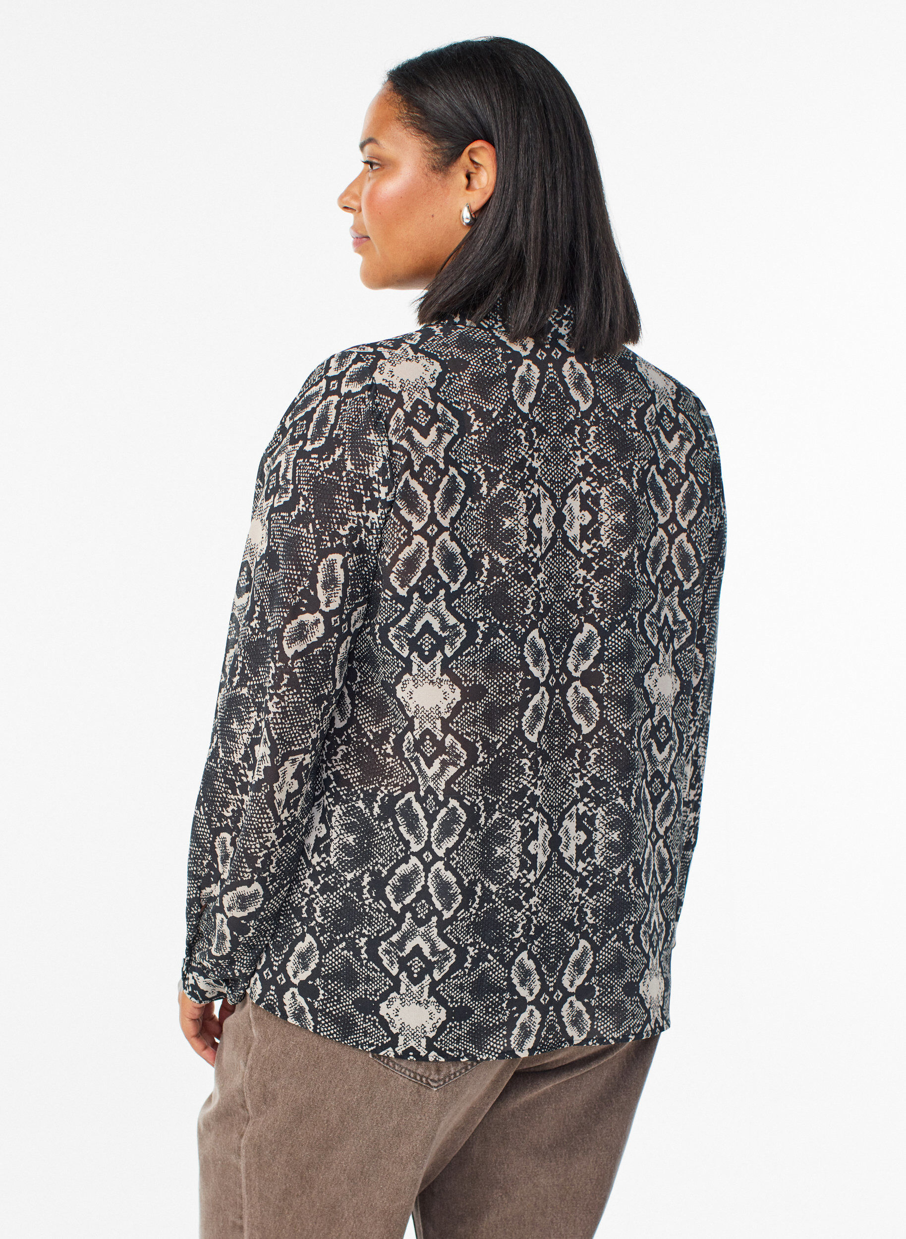Zizzi Lang&auml;rmelige Bluse mit Schlangenprint, Grau, Model image number 2