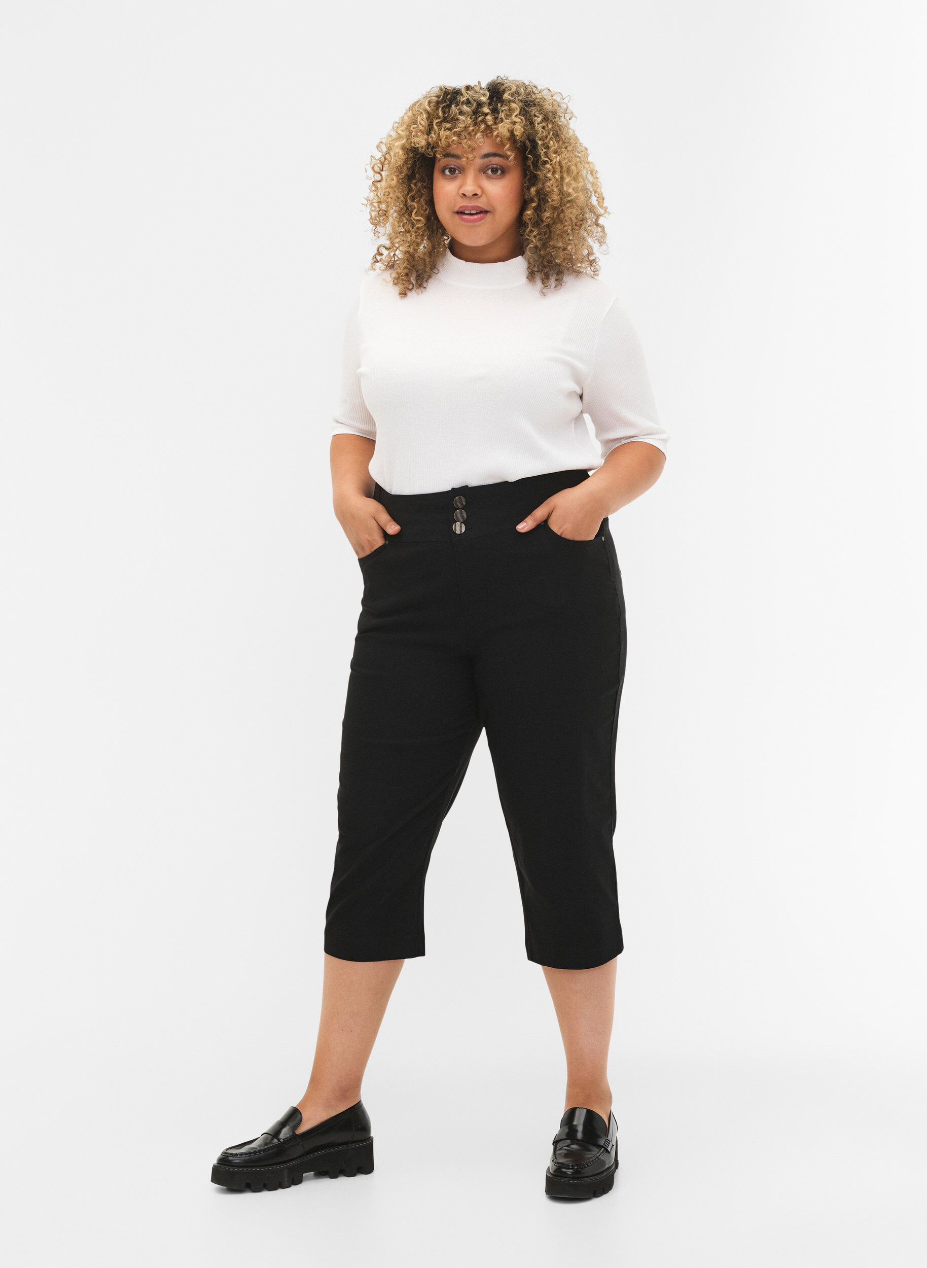 Zizzi Eng anliegende Capri-Hose mit hoher Taille, Black, Model image number 0