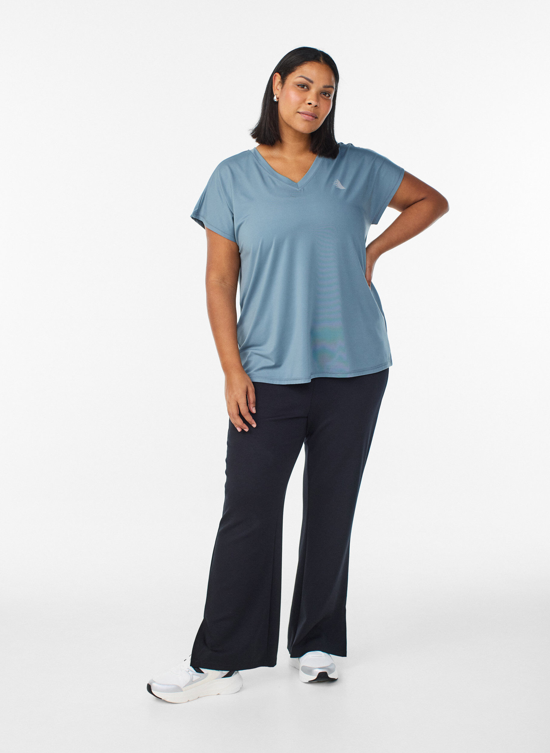 Zizzi Lockeres Trainings-T-Shirt mit V-Ausschnitt, Grau, Model image number 1