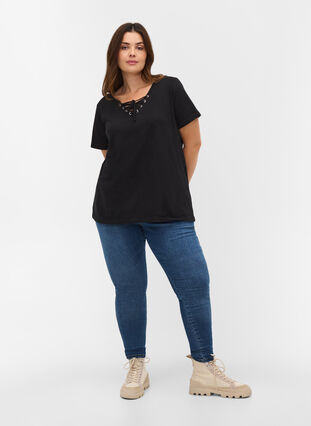 T-Shirt aus Bio-Baumwolle mit Schnüren Details, Black, Model image number 2