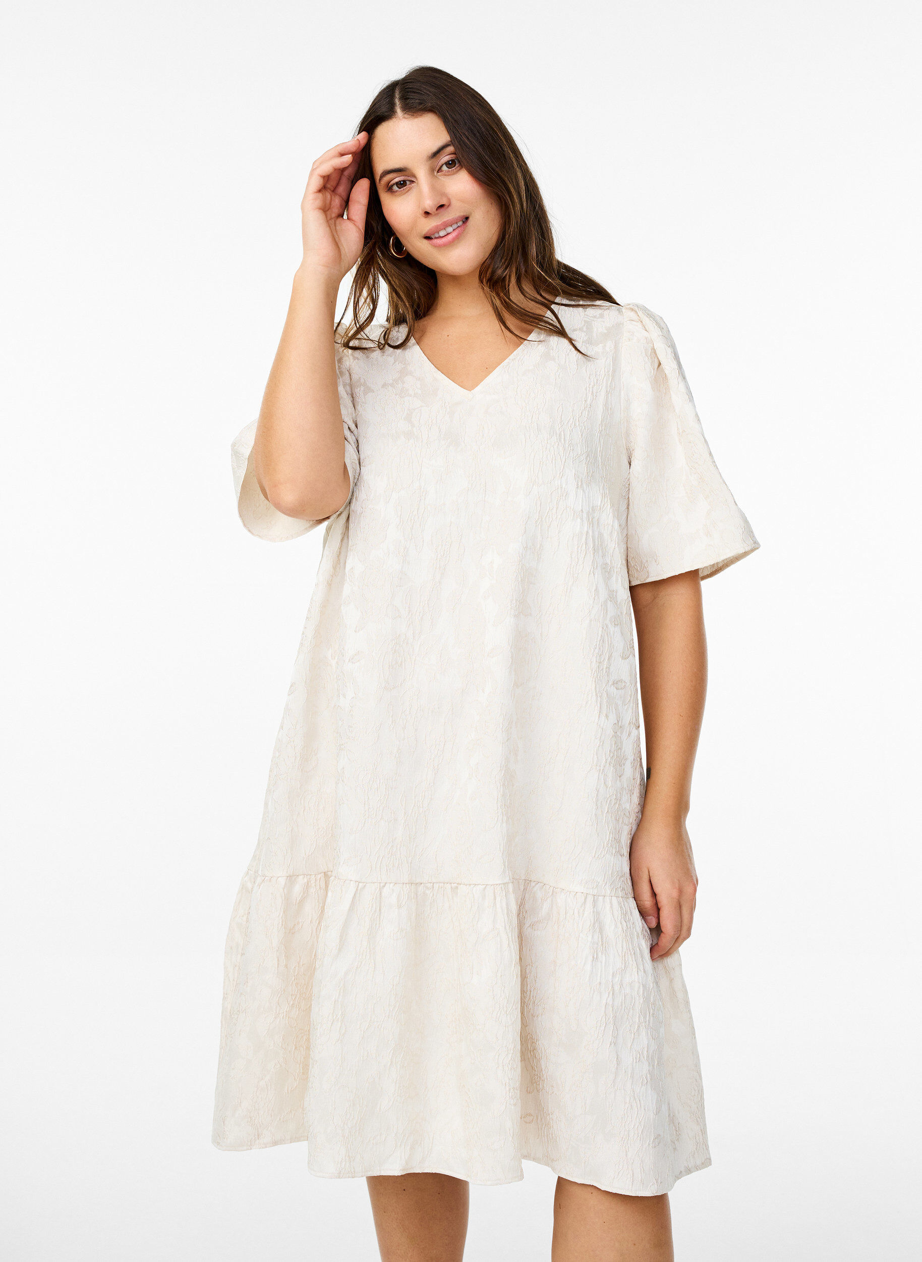 Zizzi Knielanges Kleid aus Jacquard mit kurzen &Auml;rmeln, Whisper White, Model image number 0