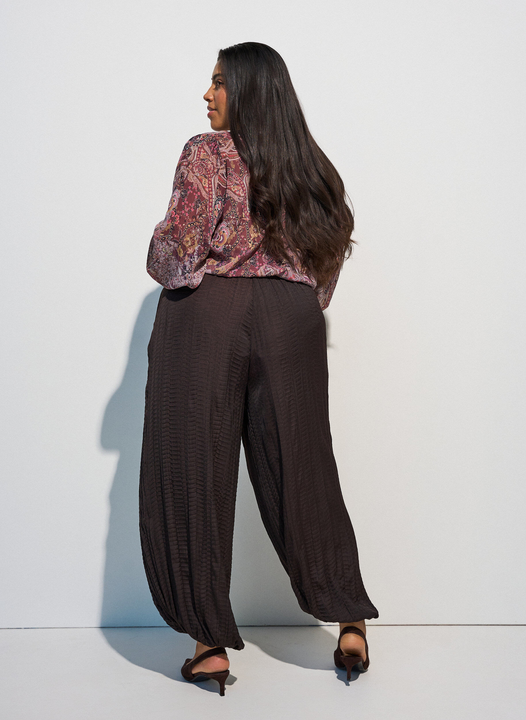ZizziBallonhose mit Struktur und elastischem Bund, Braun, Model image number 1