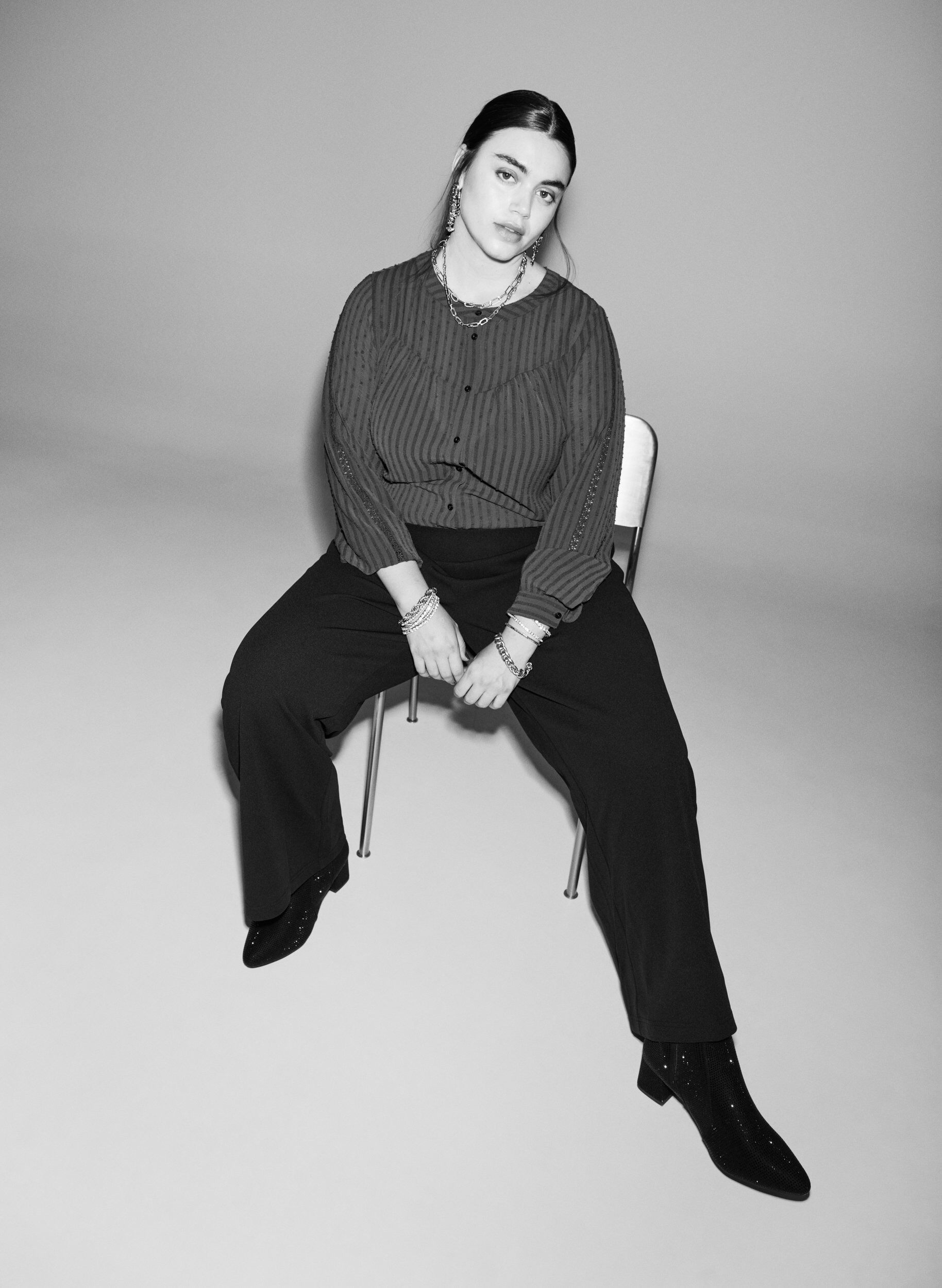 Zizzi Bluse mit strukturiertem Punktemuster und Stickereidetails, Dunkles Bordeaux, Image image number 0