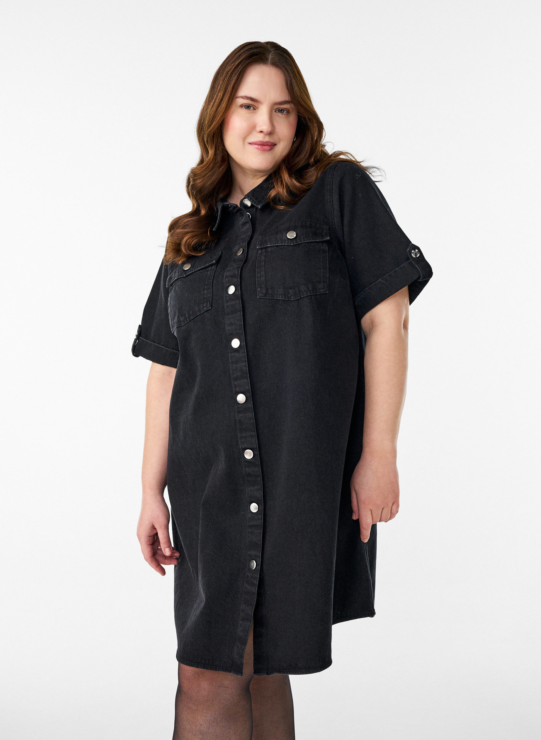 Zizzi Denimkleid mit kurzen &Auml;rmeln und Kn&ouml;pfen, Schwarz, Model image number 0