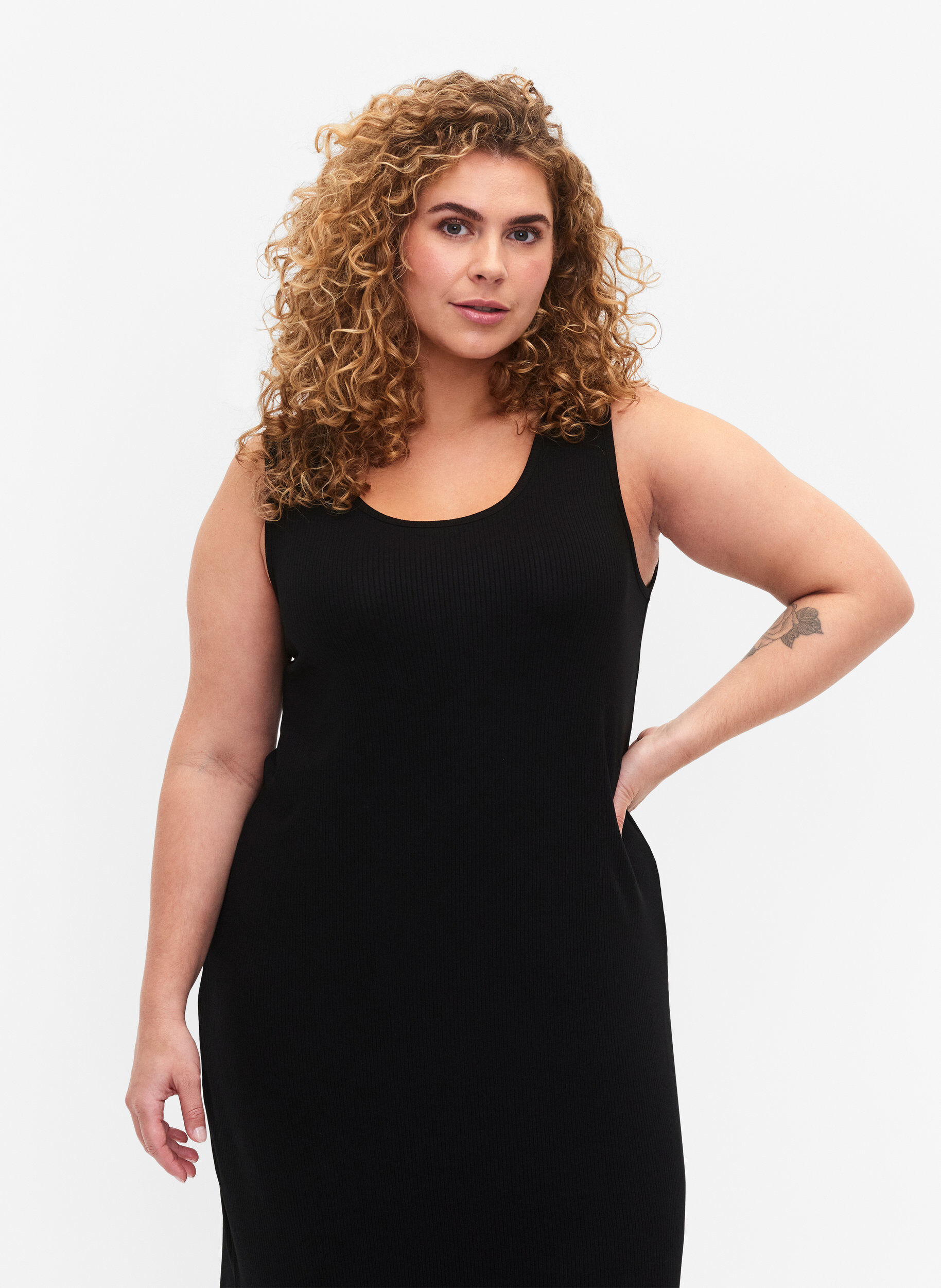 Zizzi &Auml;rmelloses geripptes Kleid aus Viskose, Schwarz, Model image number 2