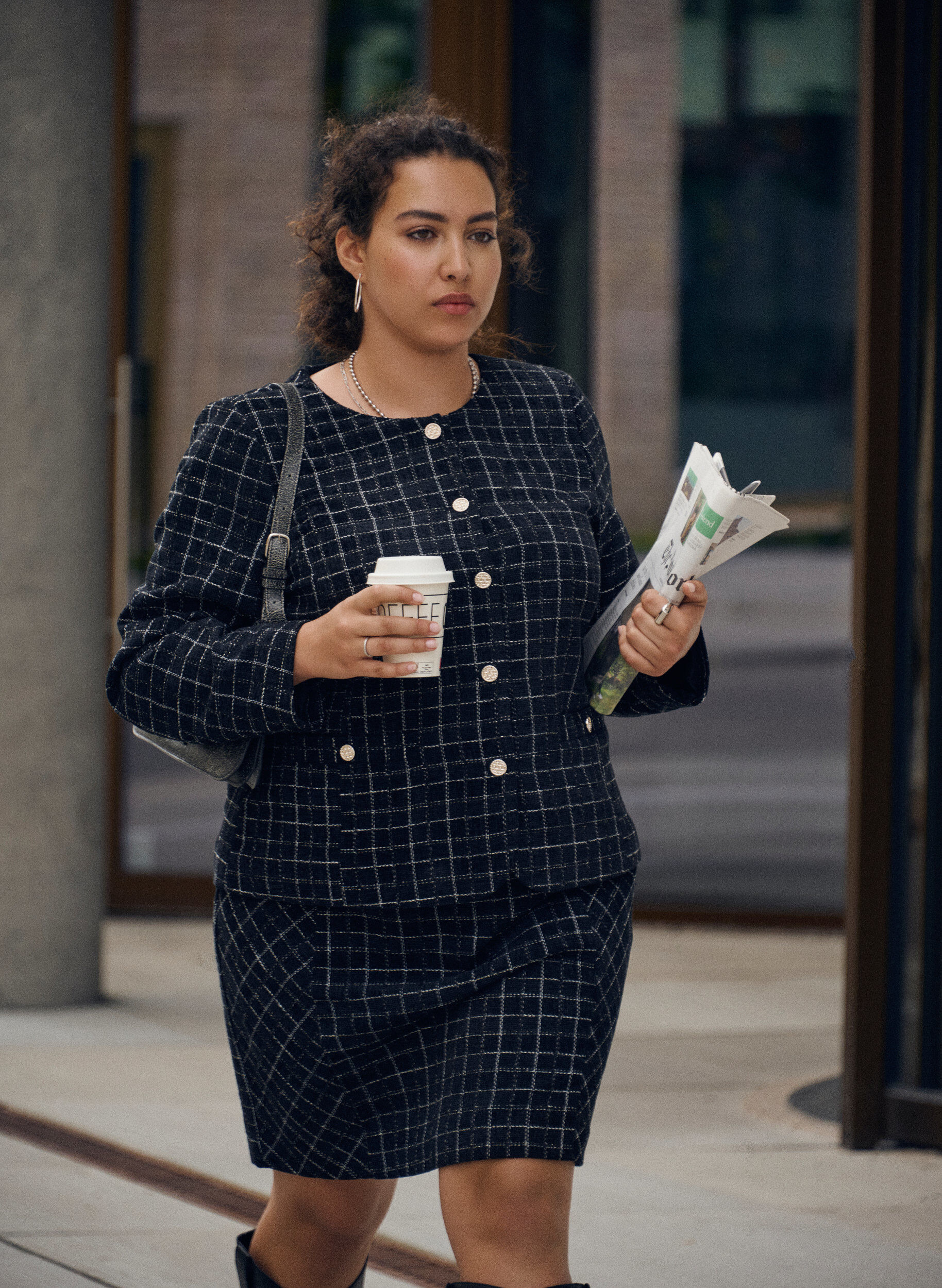 Zizzi Kurzer karierter Boucl&eacute;-Blazer mit Rundhalsausschnitt, Schwarz, Image image number 0