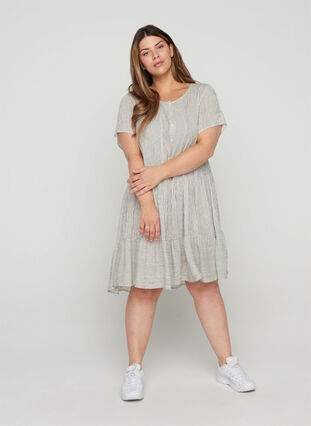 Kurzarm Kleid mit Streifen und Knöpfen, White Stripe, Model image number 2
