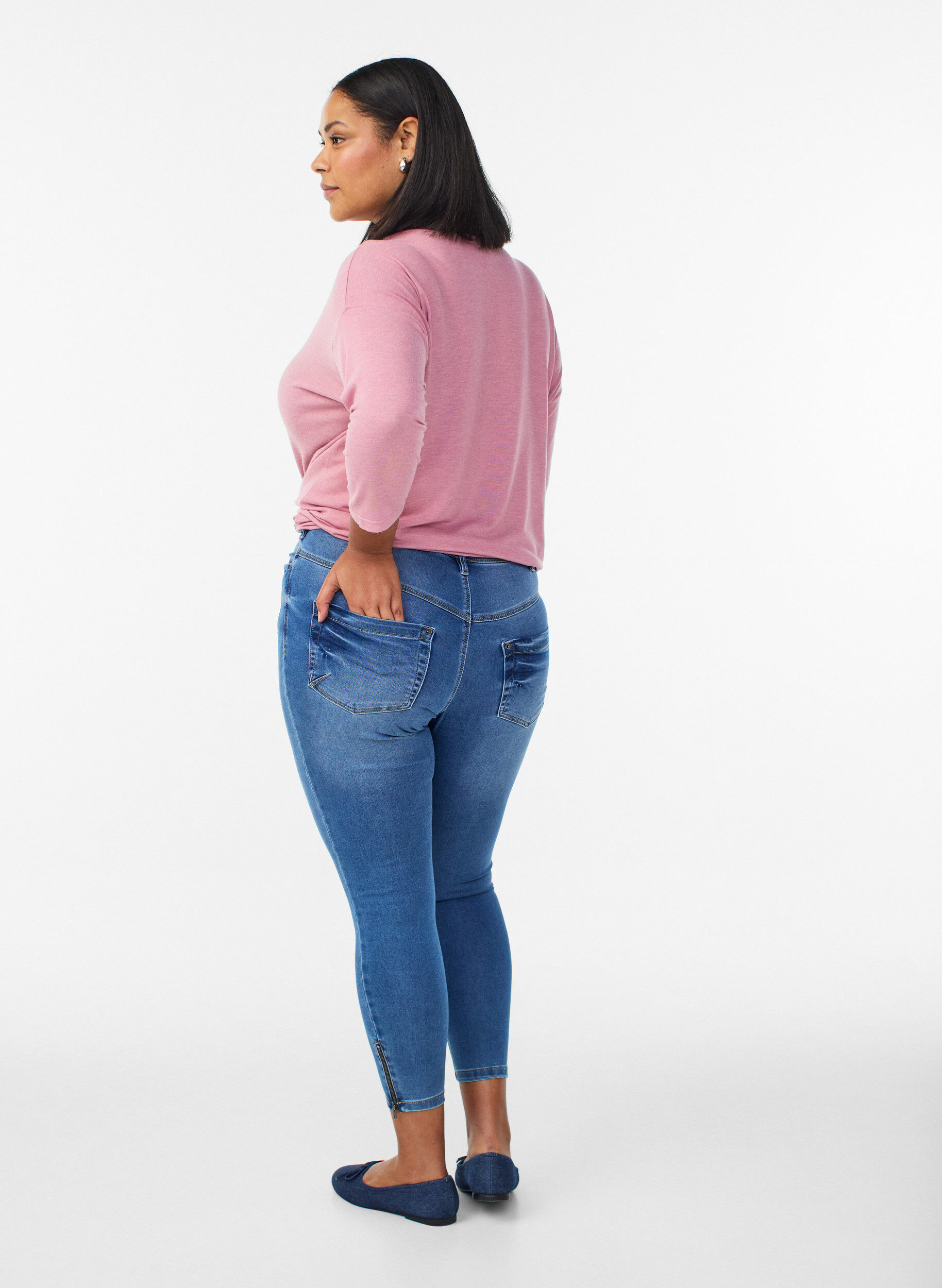 Zizzi Kurze Amy Jeans mit Rei&szlig;verschlussdetail., Blau, Model image number 1