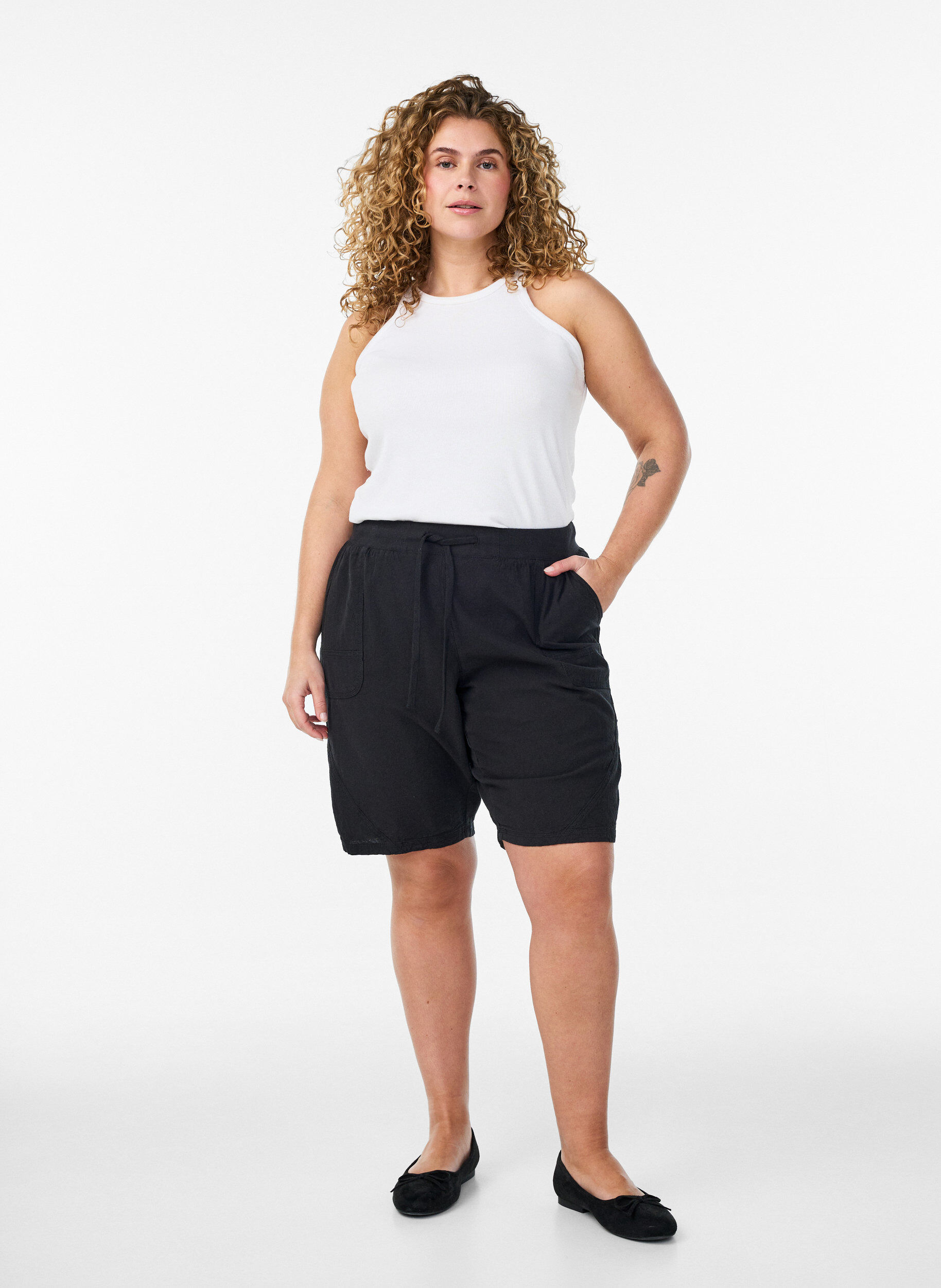 Zizzi Lockere Shorts aus Baumwolle mit Taschen, Schwarz, Model image number 1