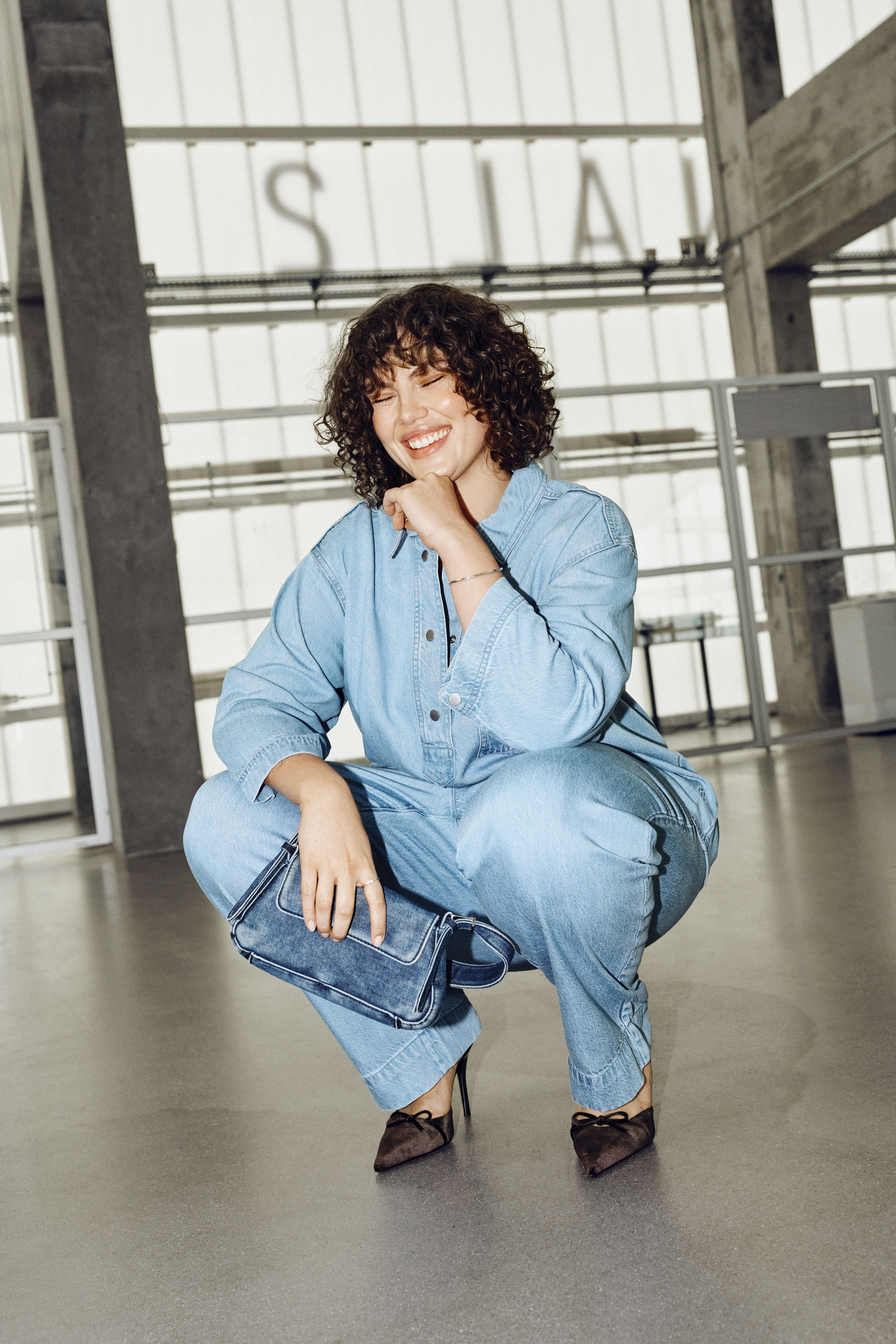 Zizzi Hellblaues Jeansset, , Model