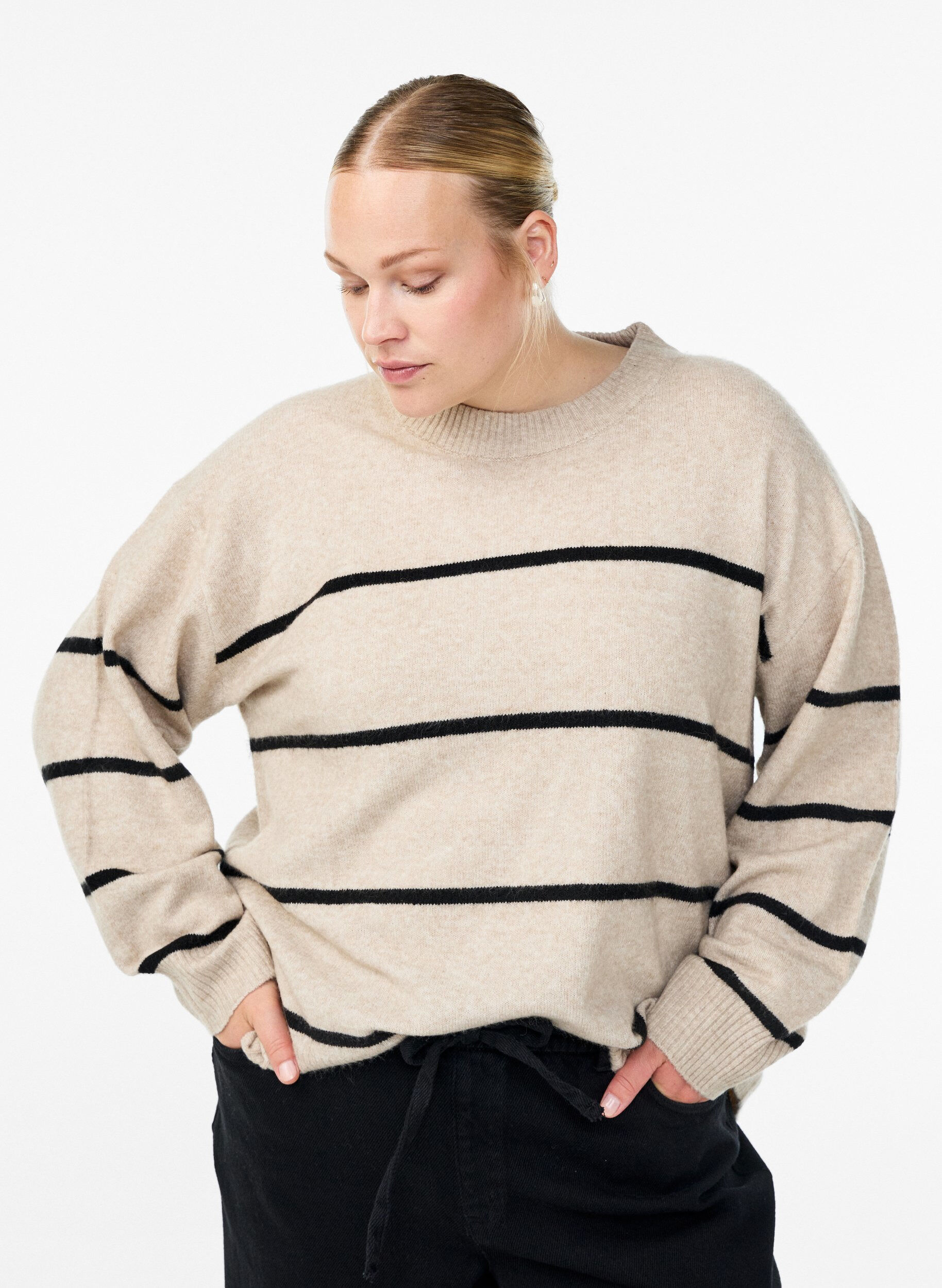 Zizzi Gestreifter Pullover in lockerer Passform, Beige, Model image number 0