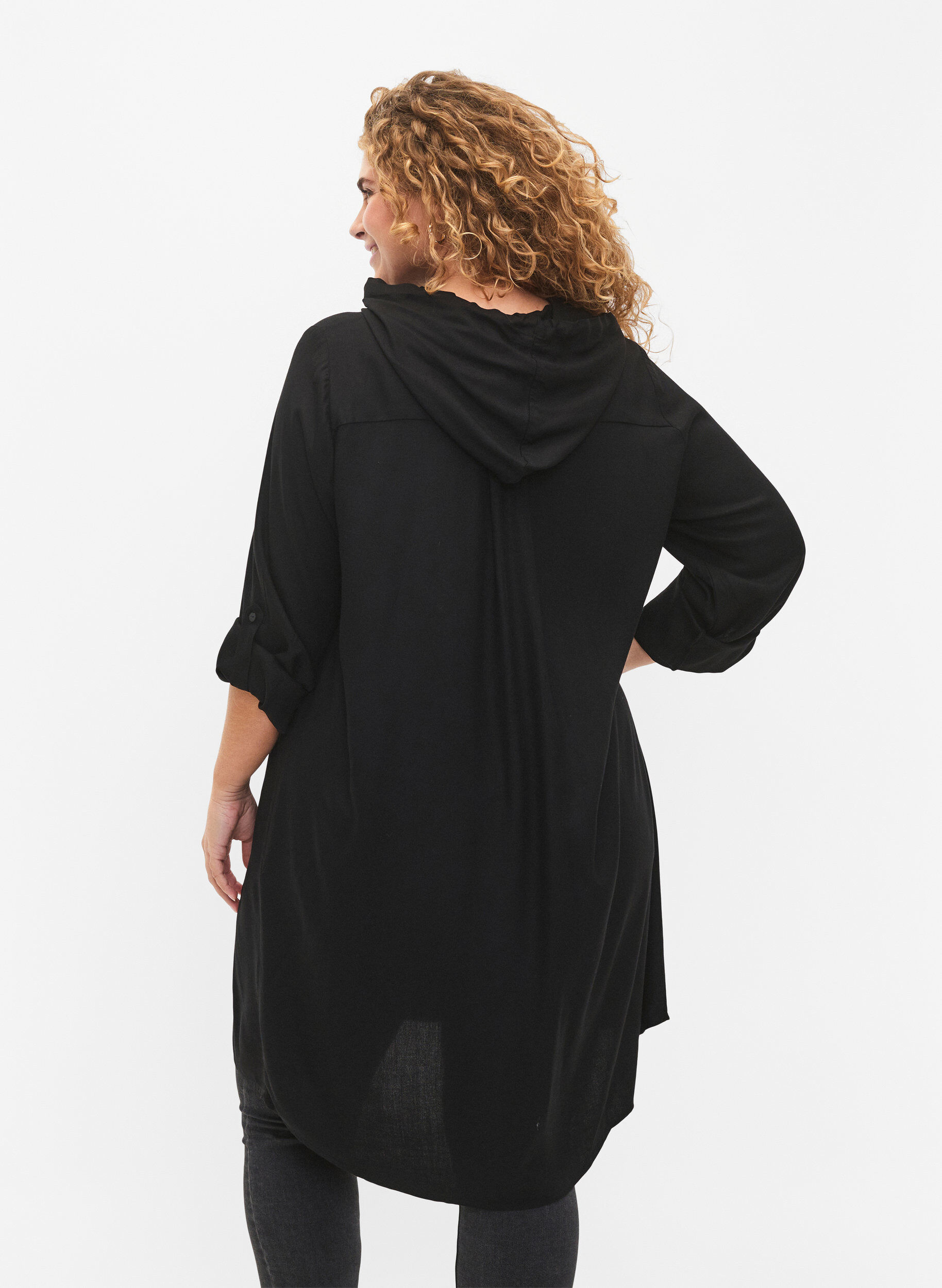 Zizzi Hemdblusenkleid aus Viskose mit Kapuze und 3/4-&Auml;rmeln, Black, Model image number 1