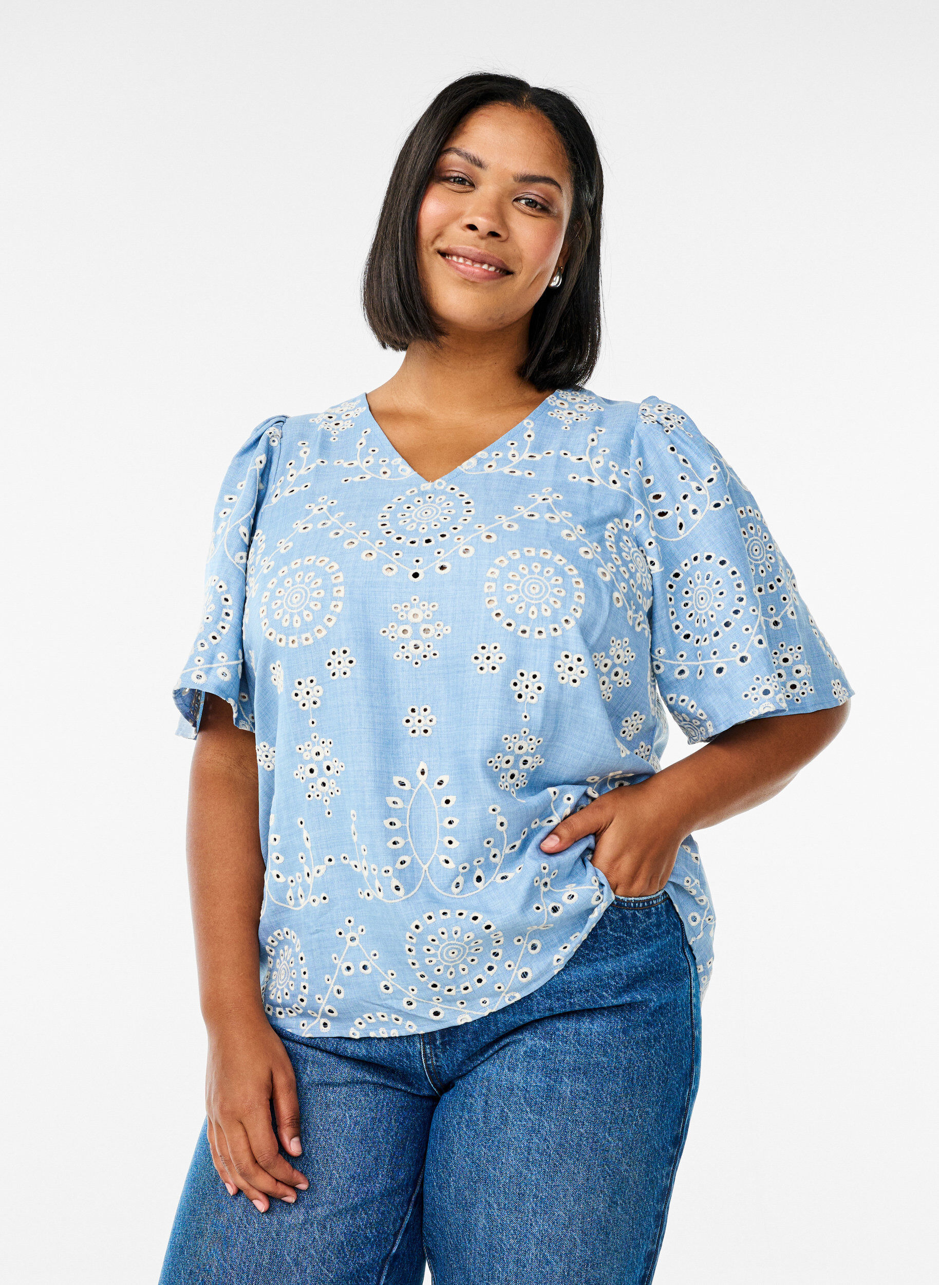 Bluse mit Broderie-Anglaise und kurzen Puff&auml;rmeln, Blau, Model