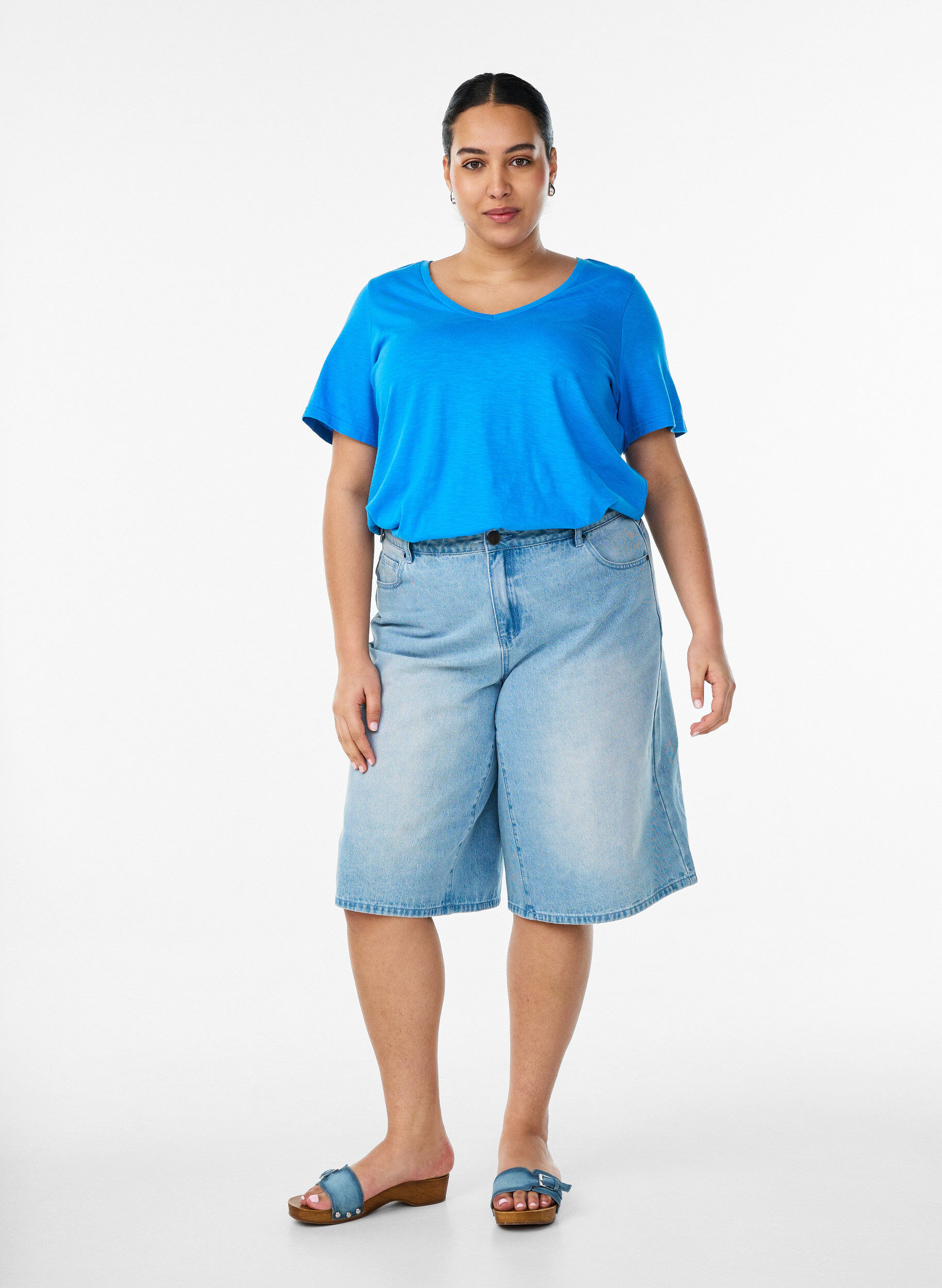 Zizzi Kurz&auml;rmeliges Basic T-Shirt mit V-Ausschnitt, Blau, Model image number 1