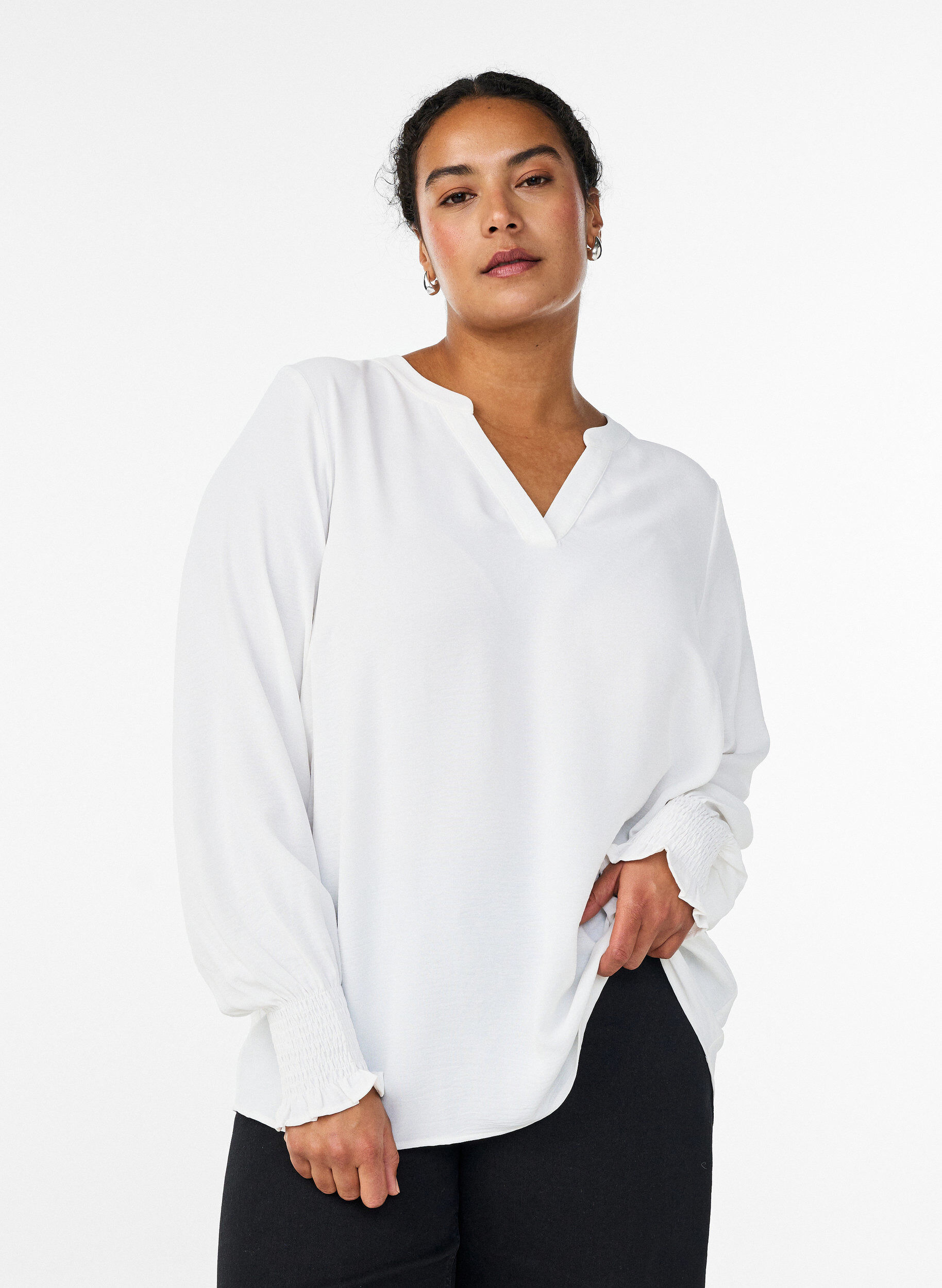 Bluse mit Smockb&uuml;ndchen und V-Ausschnitt, Vanille, Model