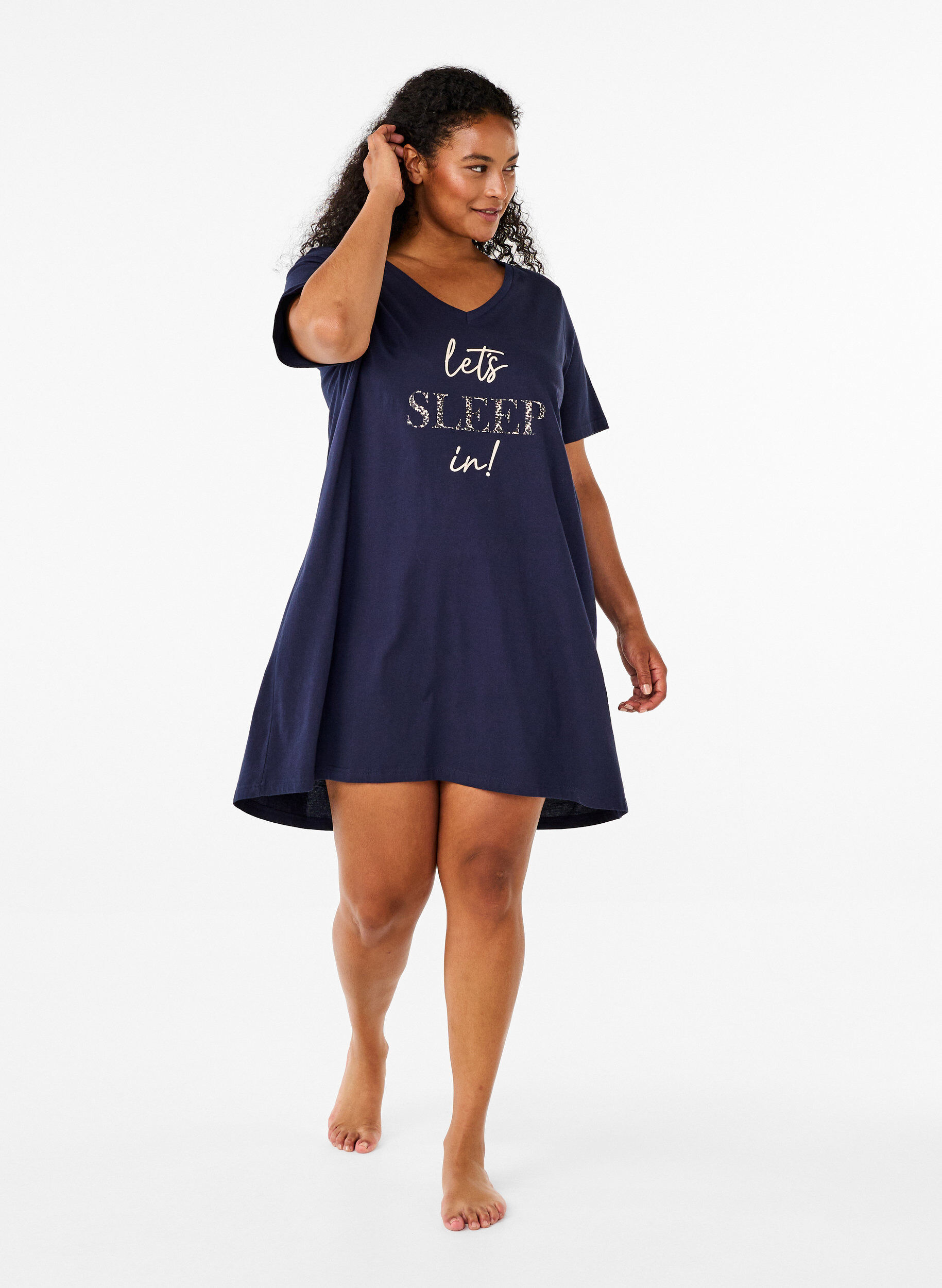 Zizzi Nachthemd aus Bio-Baumwolle mit V-Ausschnitt, Blau, Model image number 1