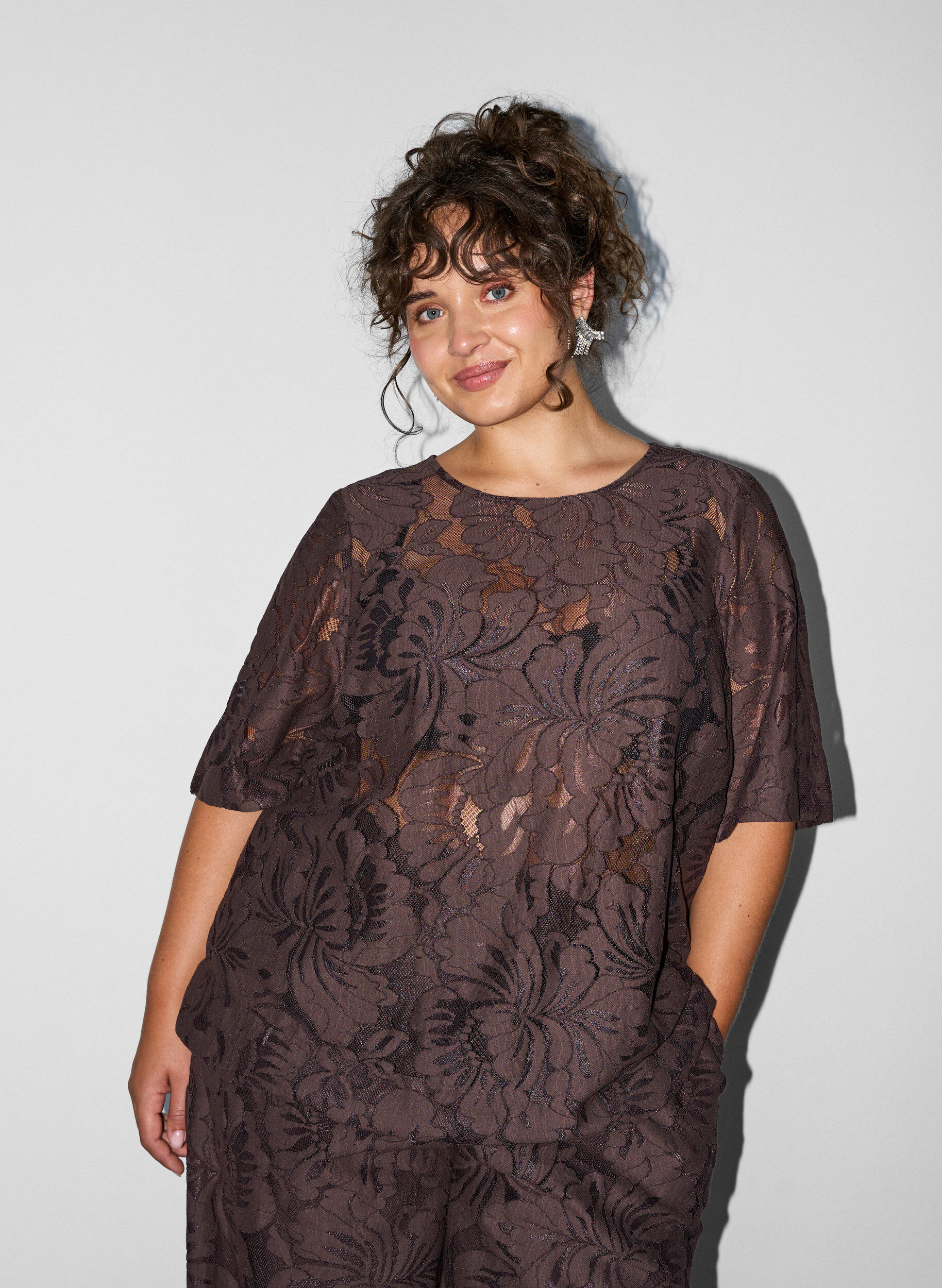ZizziBluse aus Spitze mit kurzen &Auml;rmeln, Braun, Model image number 0