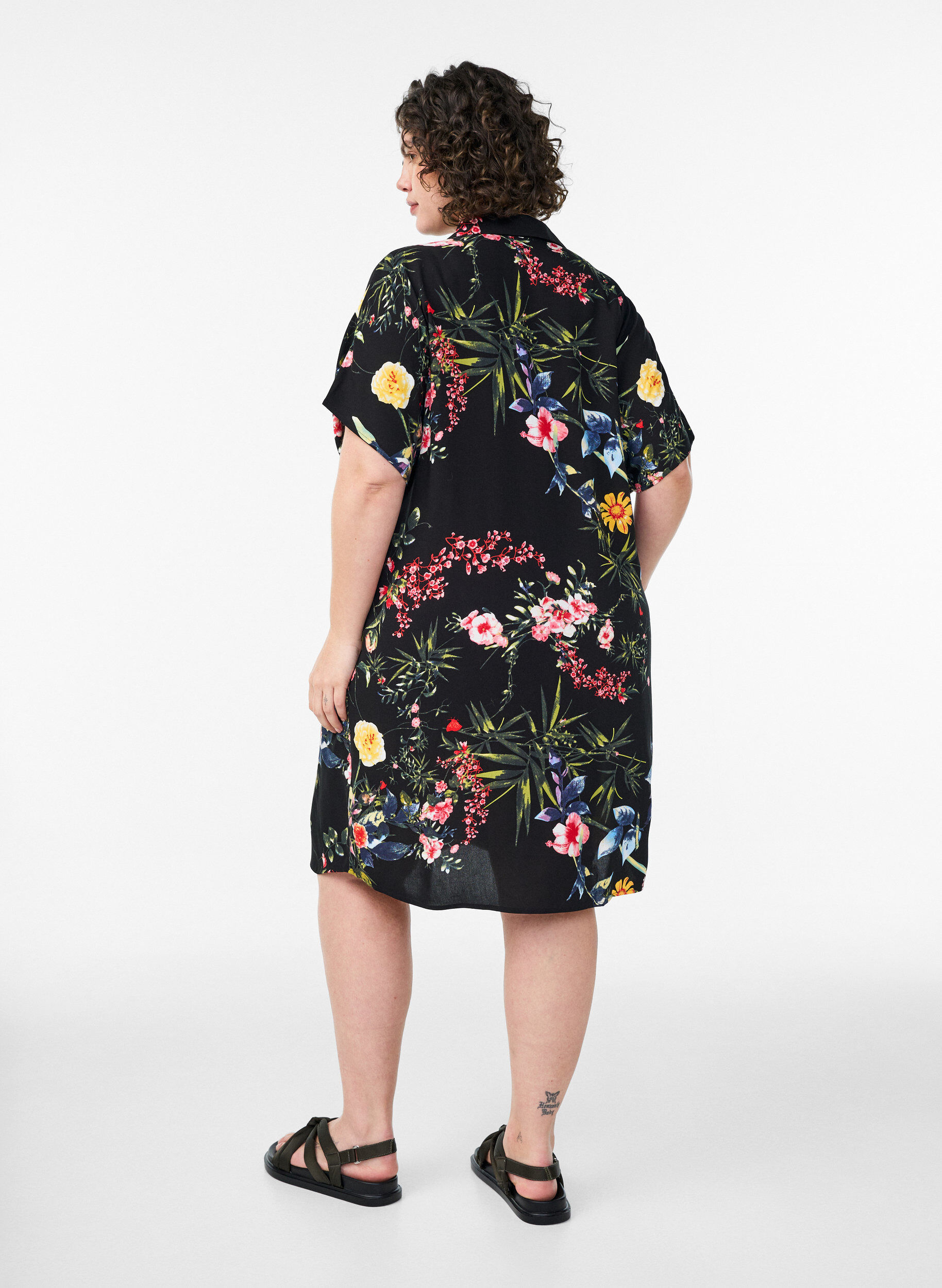 Zizzi Locker geschnittenes langes Hemd aus Viskose, Schwarz, Model image number 2