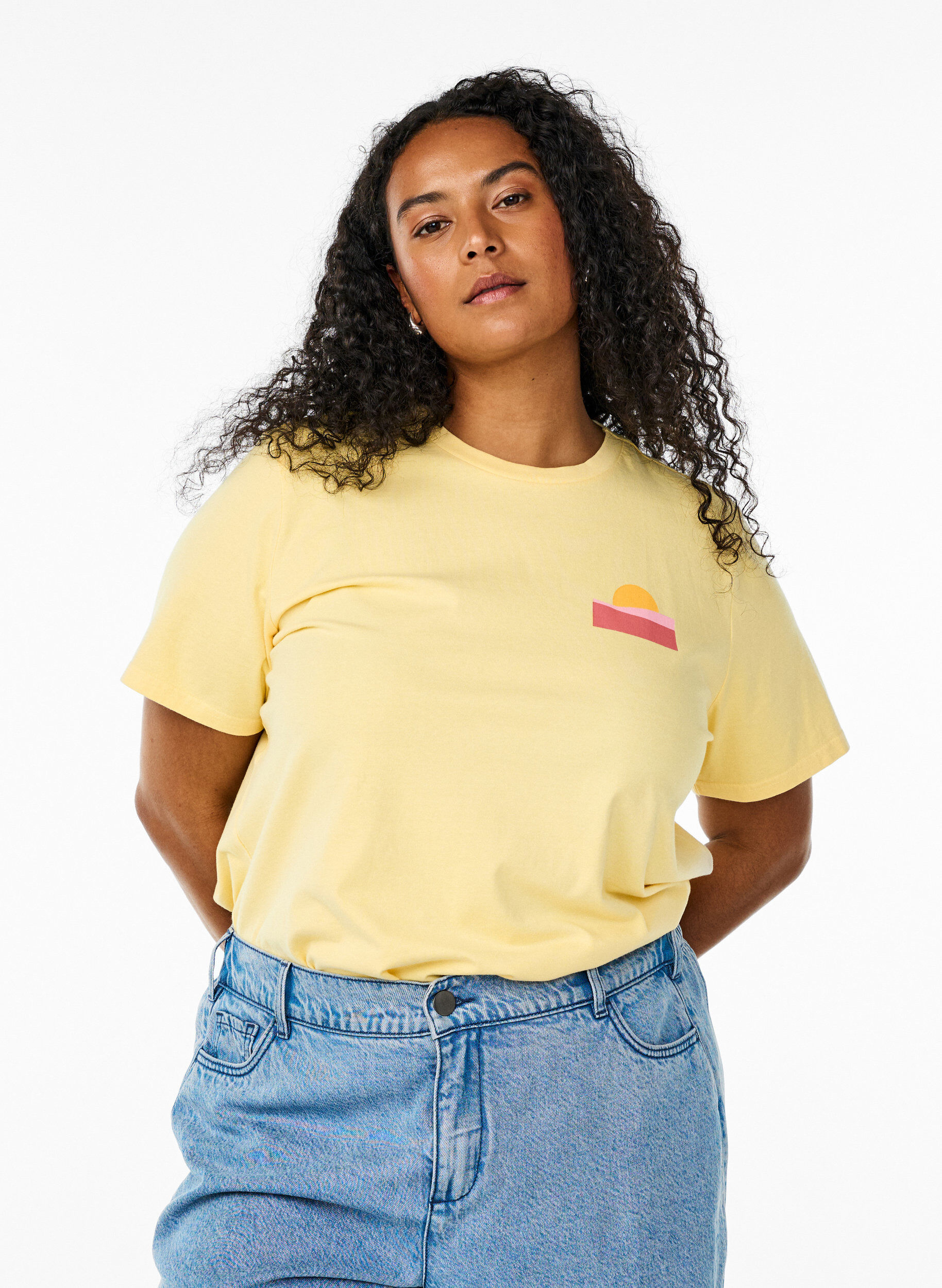 ZizziT-Shirt aus Bio-Baumwolle mit R&uuml;ckenprint, Gelb, Model image number 0