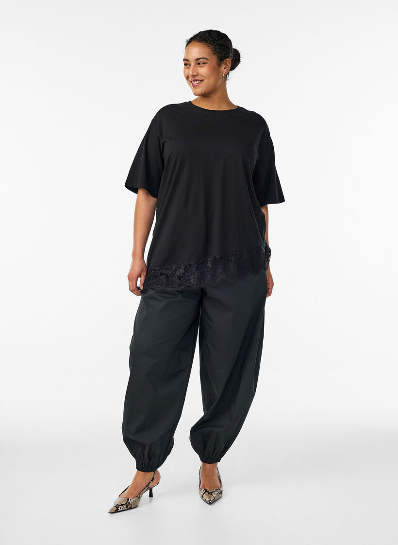 T-Shirt mit asymmetrischem Spitzensaum, Schwarz, Model image number 1