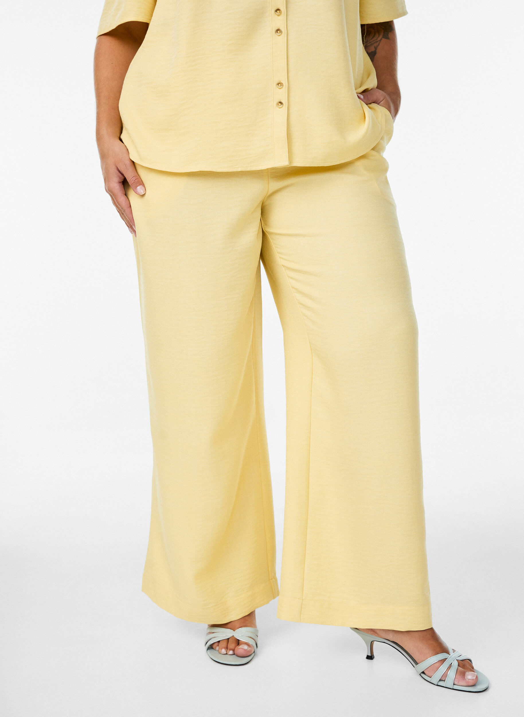 ZizziLockere Hose mit elastischem Bund und Taschen, Gelb, Model image number 2