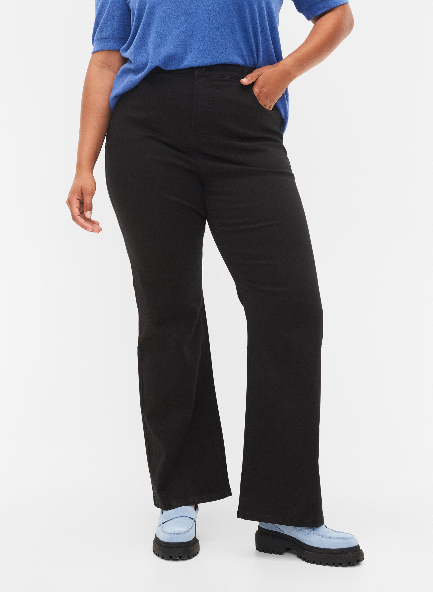 Zizzi Flared Jeans mit extra hoher Taille, Schwarz, Model image number 2