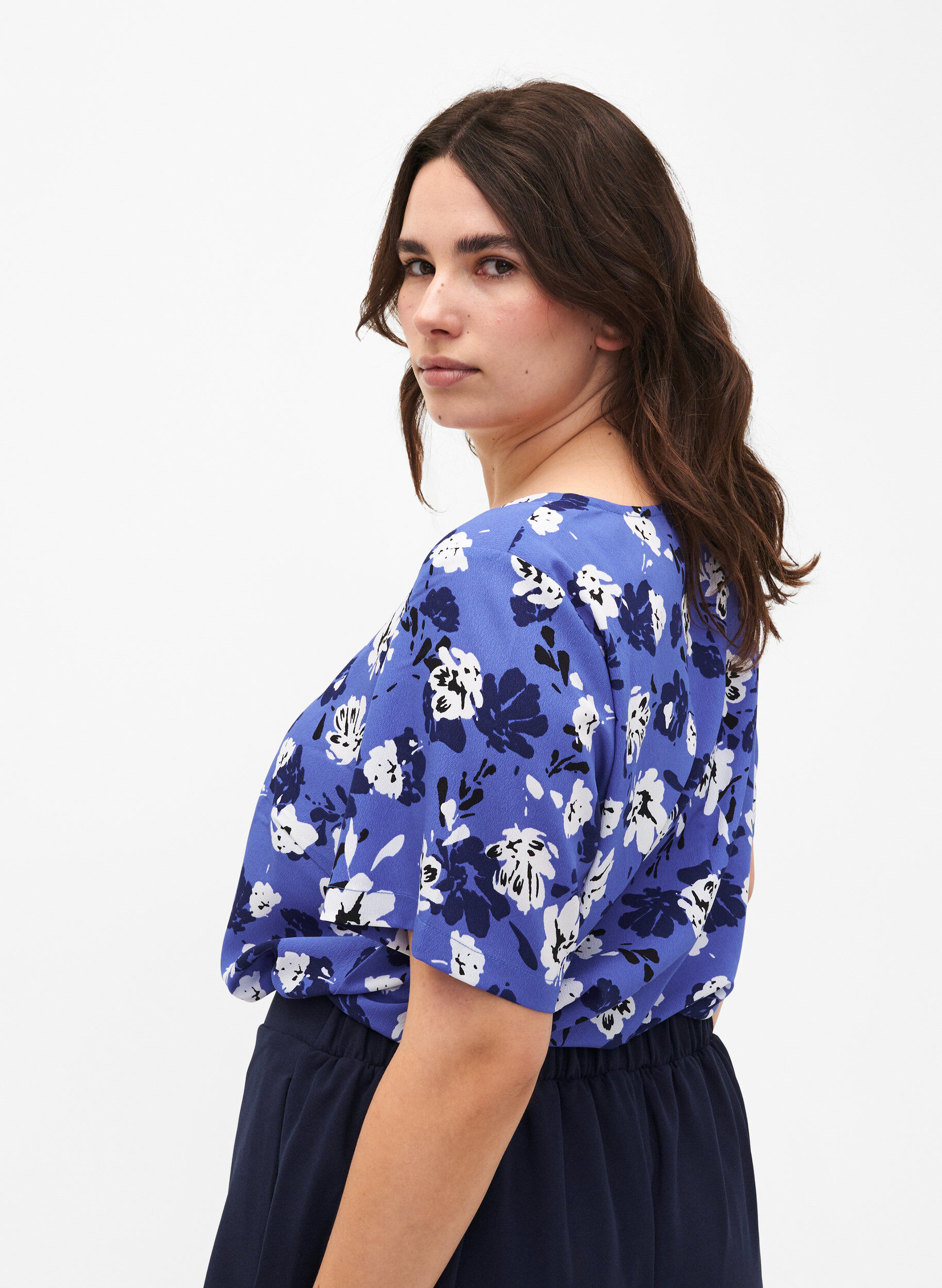 Zizzi FLASH &ndash; Kurz&auml;rmelige Bluse mit Print, Amparo Blue Flower, Model image number 1