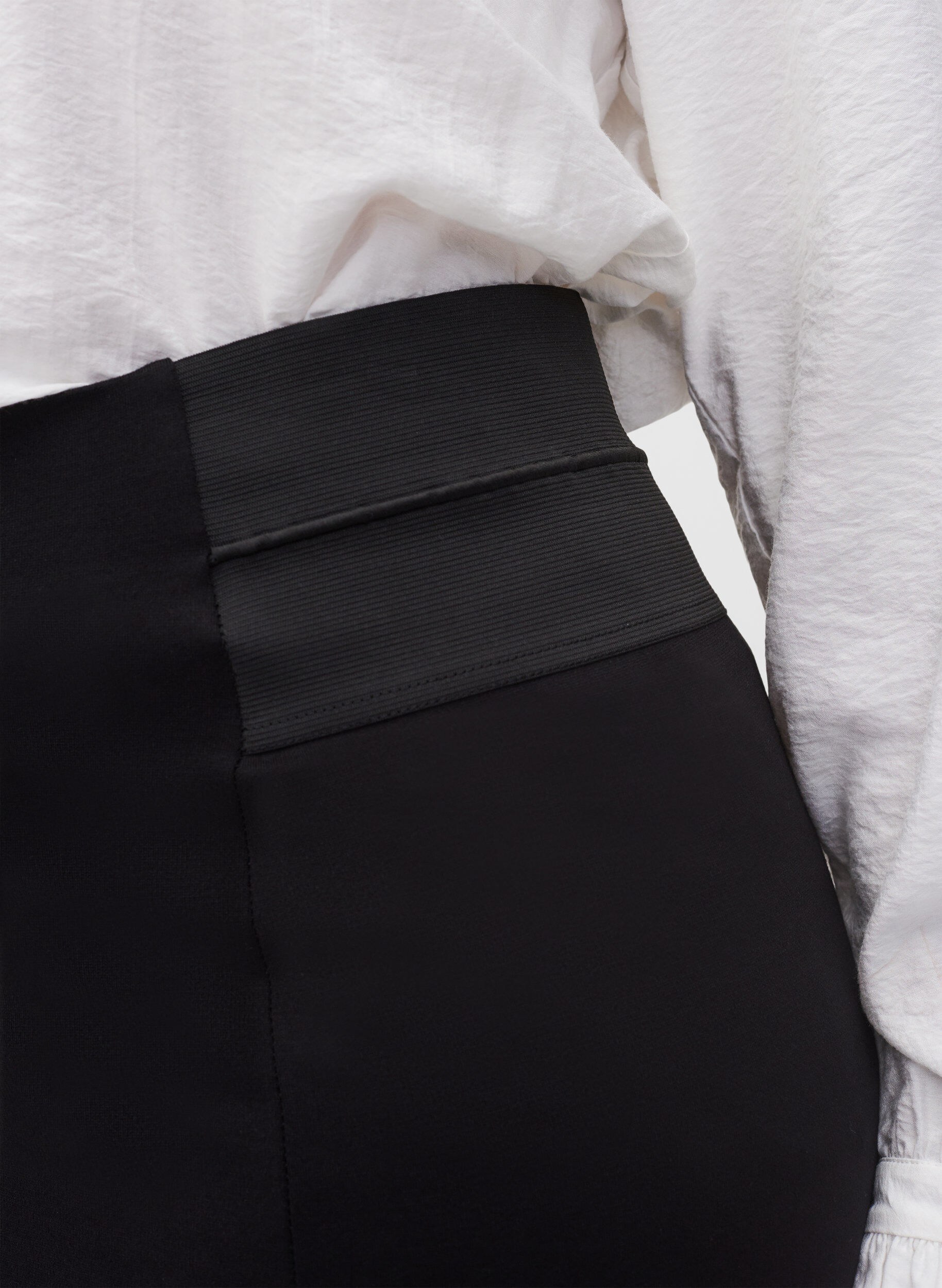 Zizzi Eng anliegender Rock mit Gummibund an der Taille, Schwarz, Model image number 3