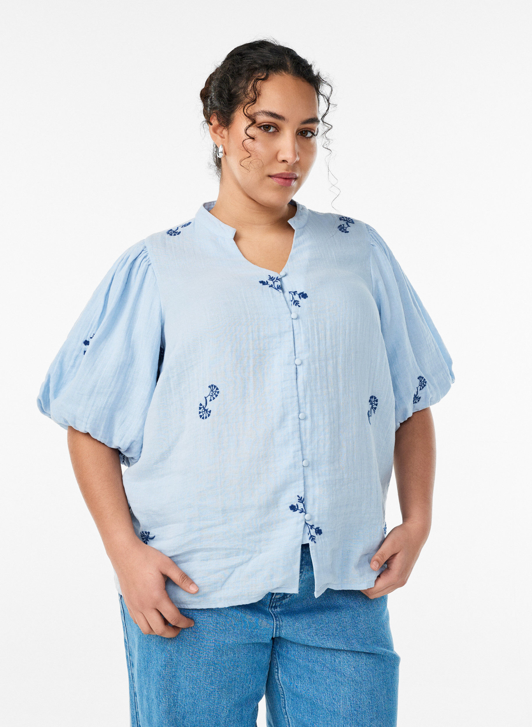 Zizzi Bluse aus Baumwoll-Musselin mit Ballon&auml;rmeln und Stickereidetails, Blau, Model image number 0