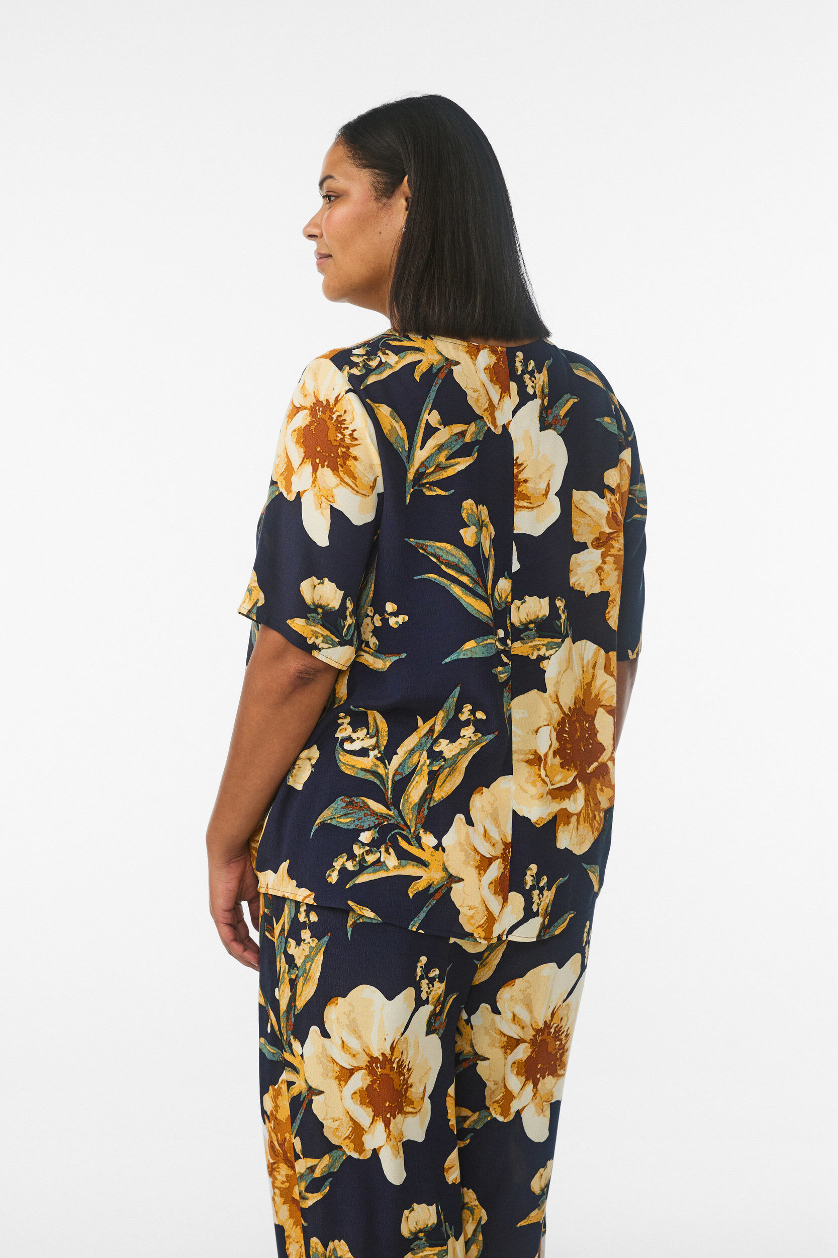 Zizzi Kurz&auml;rmelige Bluse aus Viskose mit Print, Blau, Model image number 2