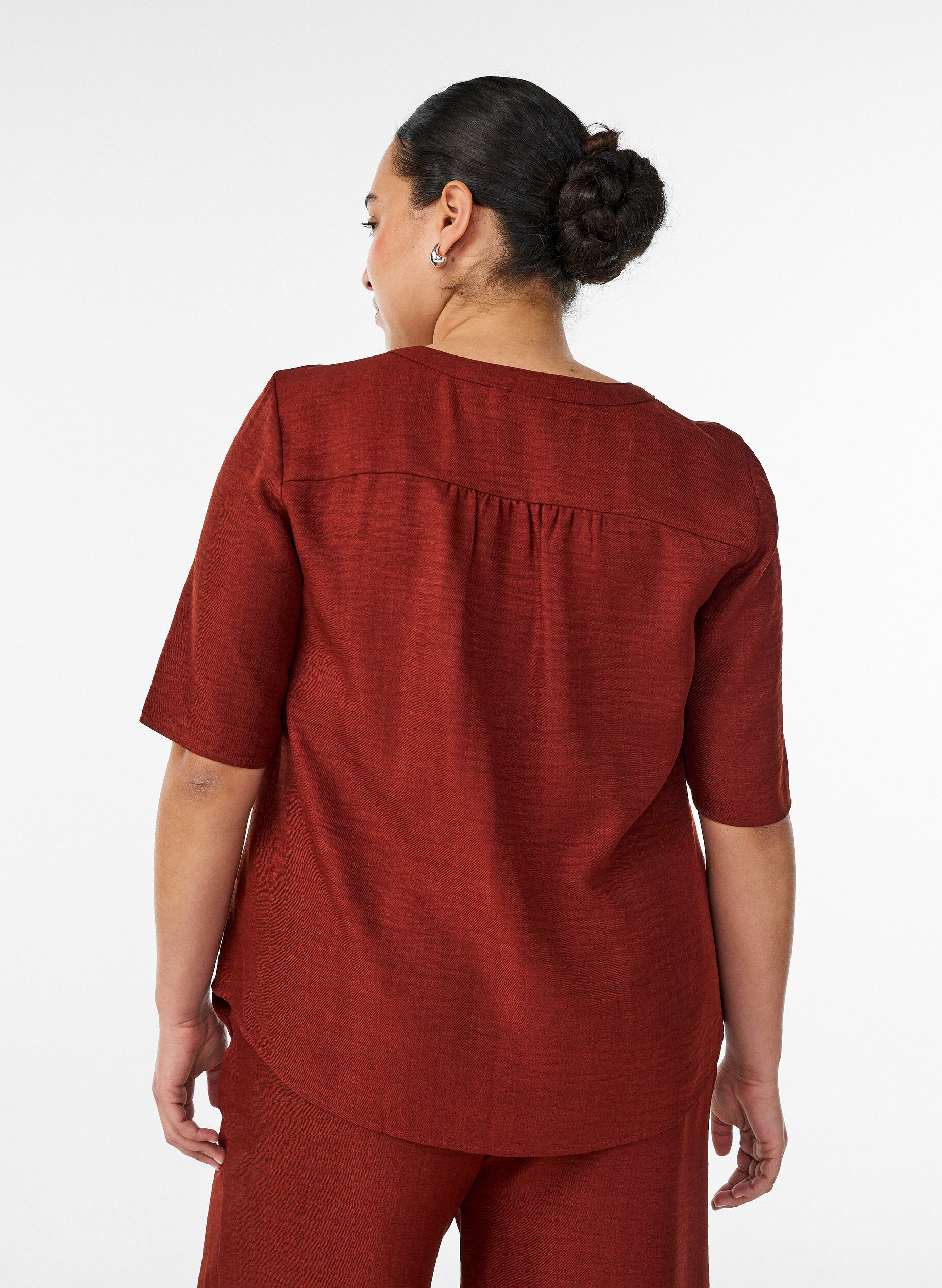 ZizziHemdbluse mit V-Ausschnitt und kurzen &Auml;rmeln, Rot, Model image number 2