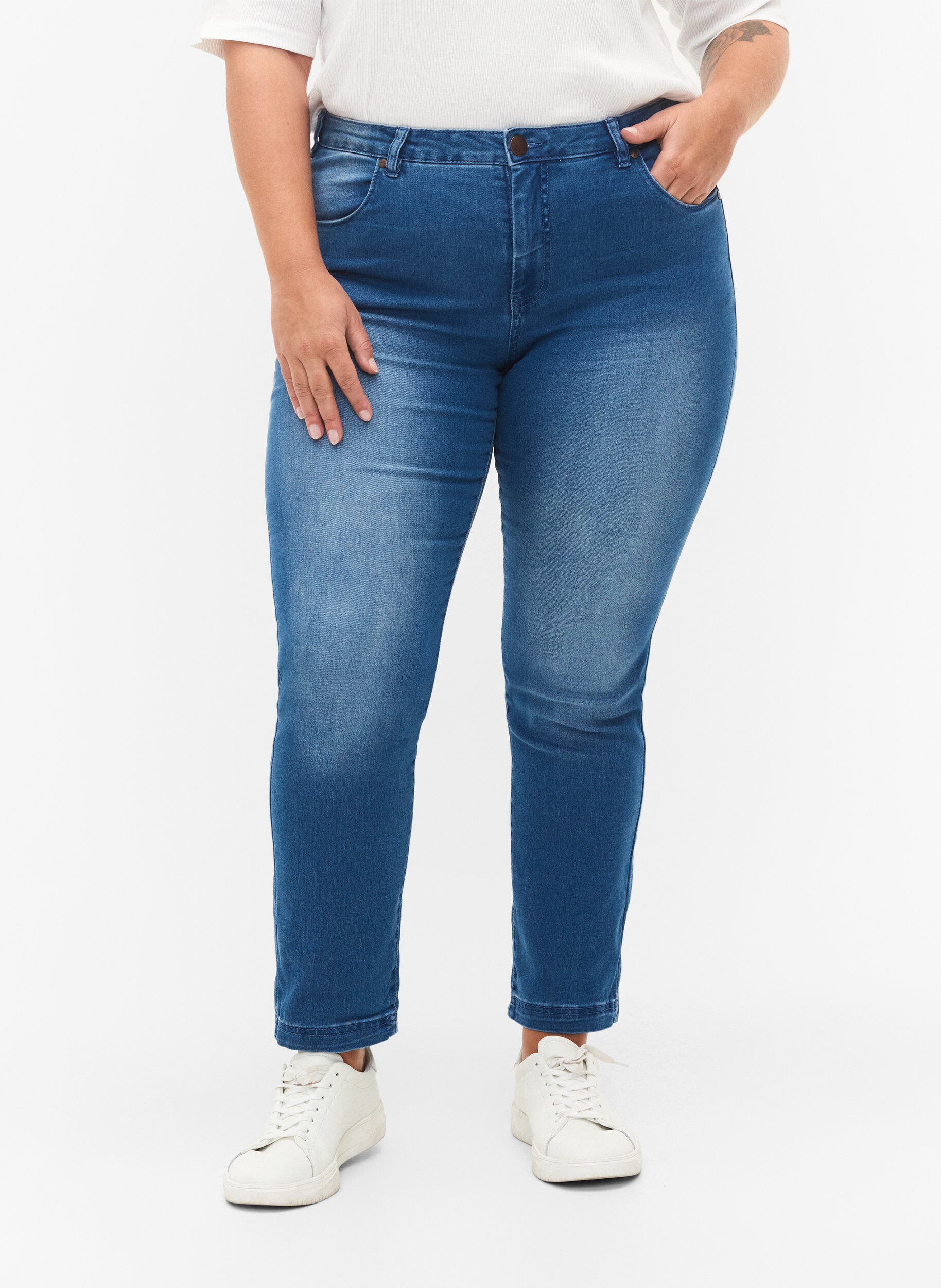 Zizzi Slim Fit Emily Jeans mit normaler Taillenh&ouml;he, Blau, Model image number 3