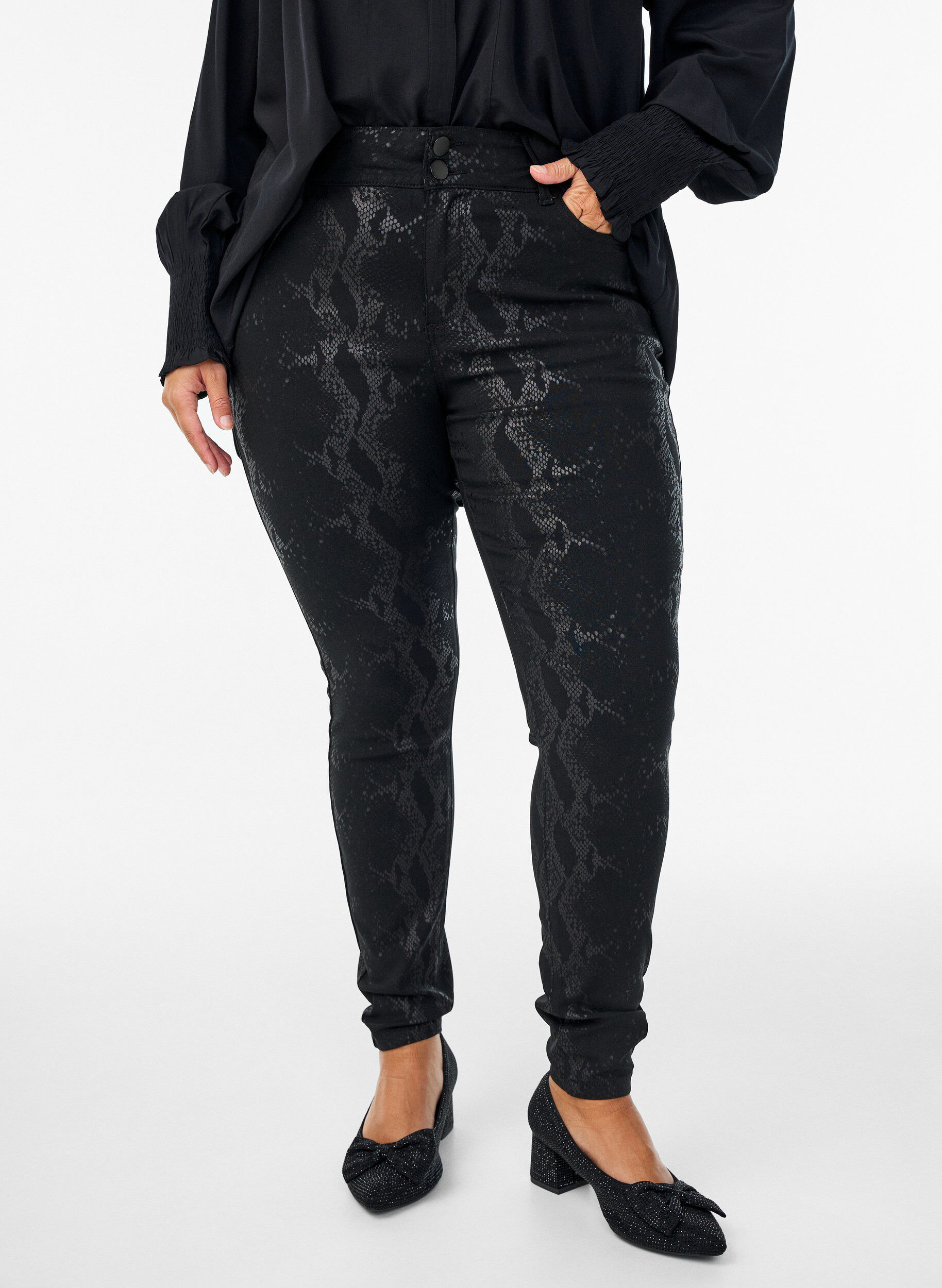 Zizzi Slim-fit-Hose mit Schlangenmuster, Schwarz, Model image number 2