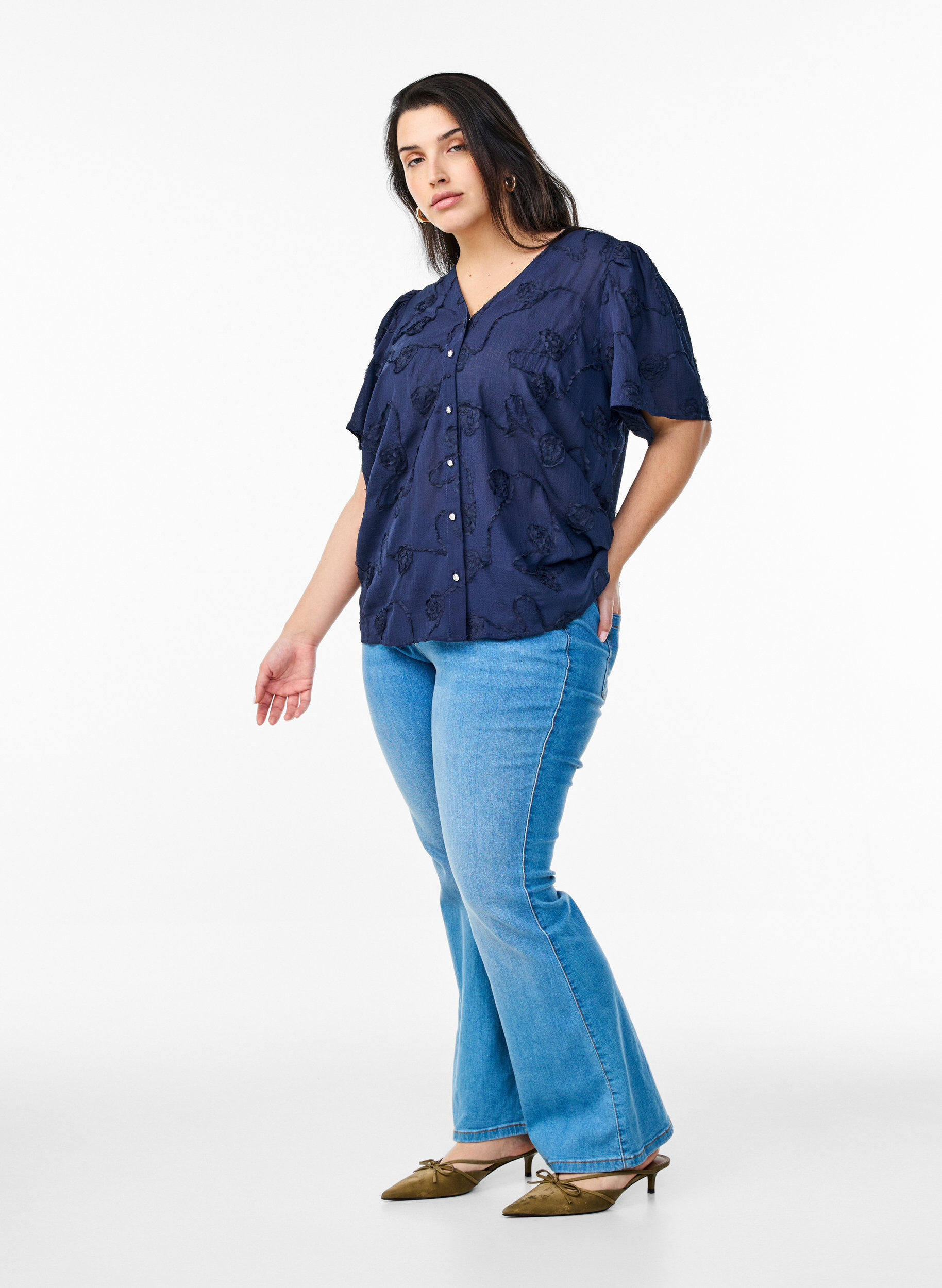 Zizzi Bluse mit kurzen &Auml;rmeln und 3D-Bl&uuml;tenmuster, Blau, Model image number 1